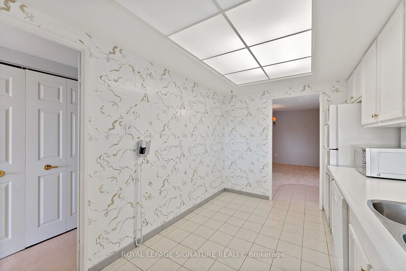 1555 Finch Avenue E, #404
