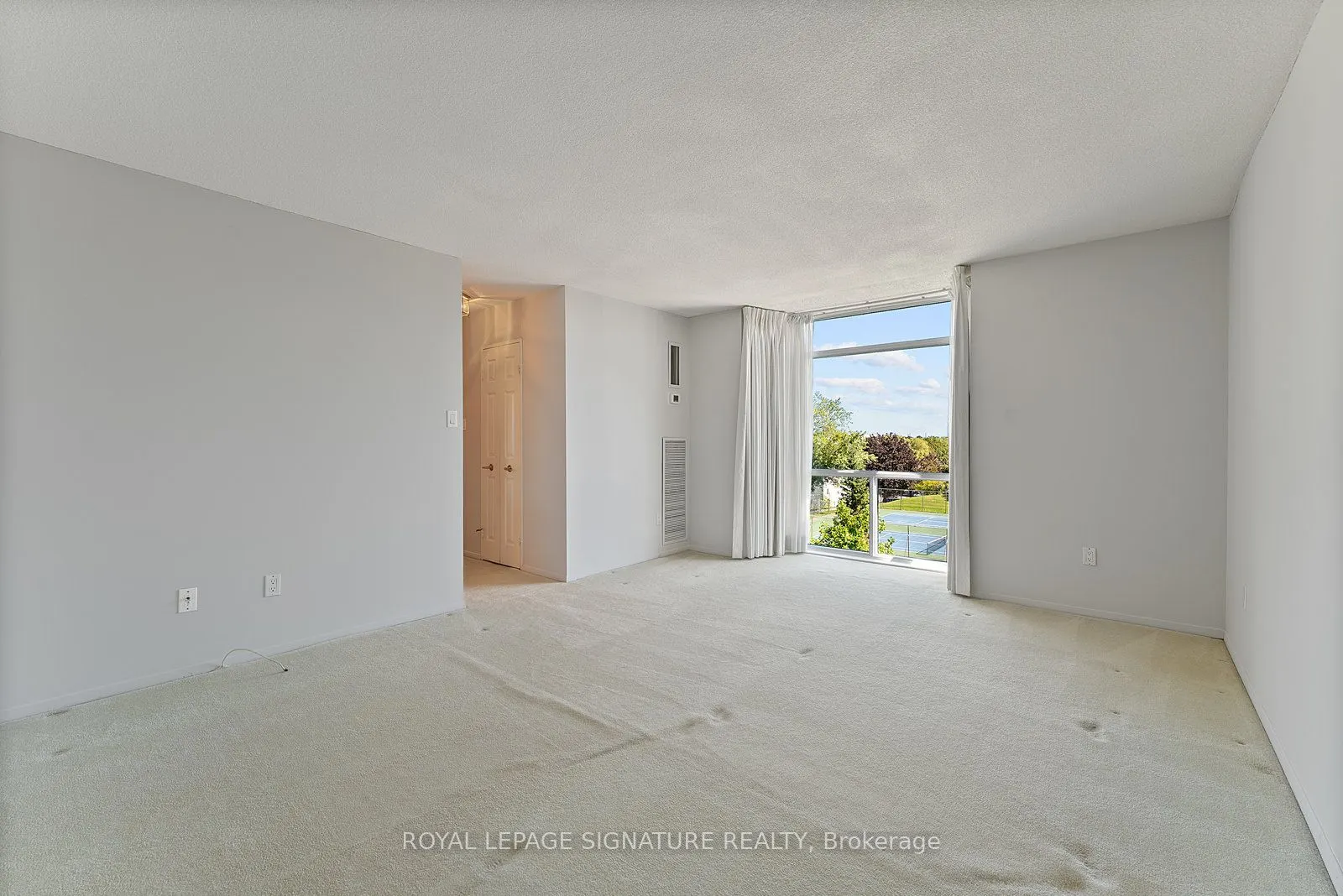 1555 Finch Avenue E, #404
