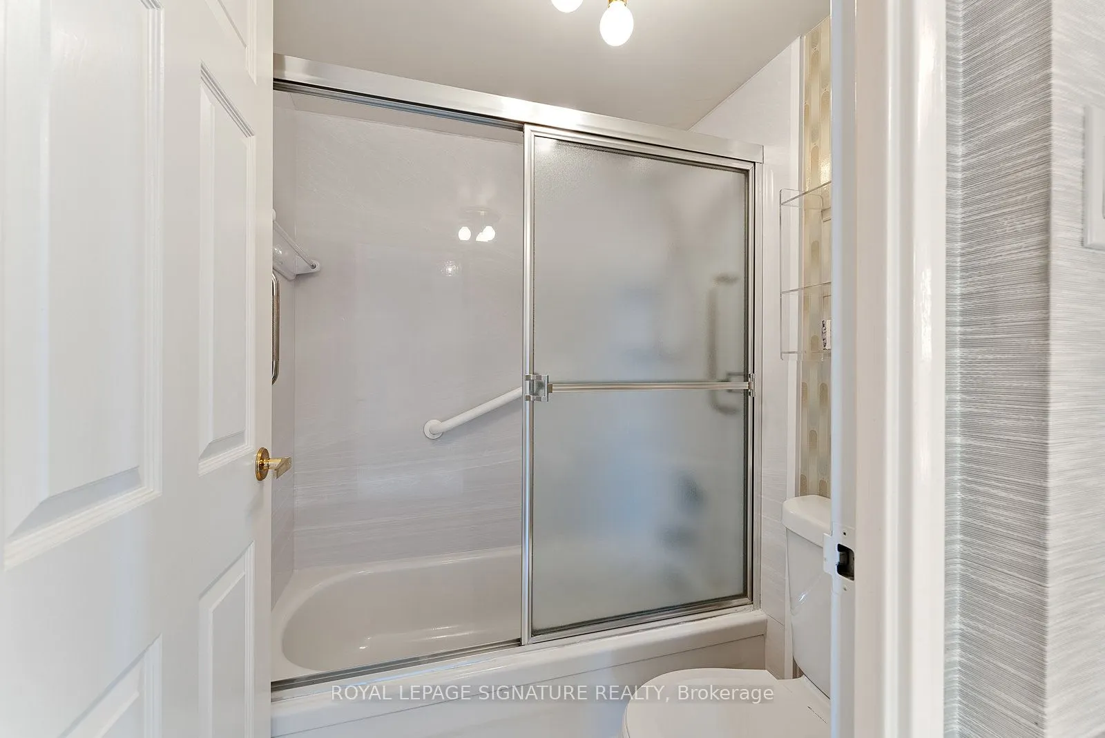 1555 Finch Avenue E, #404