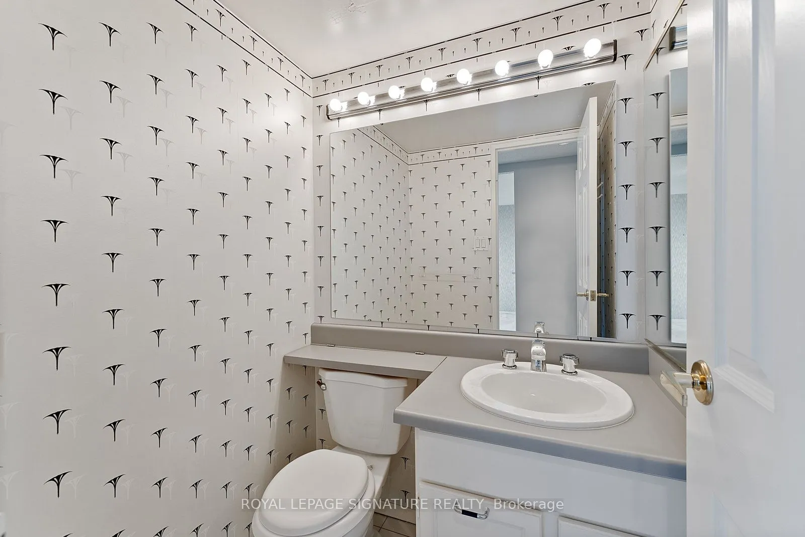 1555 Finch Avenue E, #404