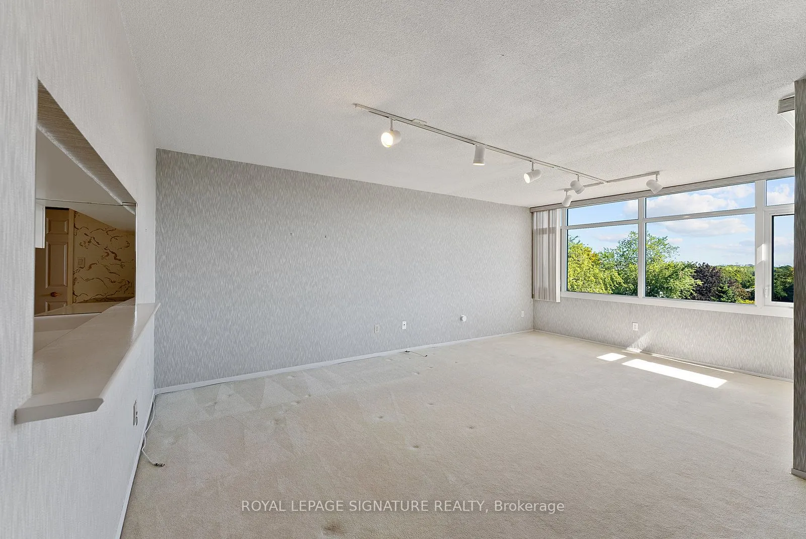 1555 Finch Avenue E, #404