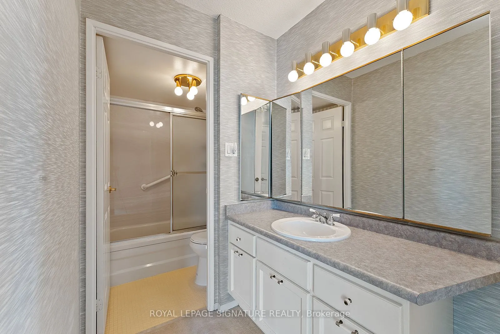 1555 Finch Avenue E, #404