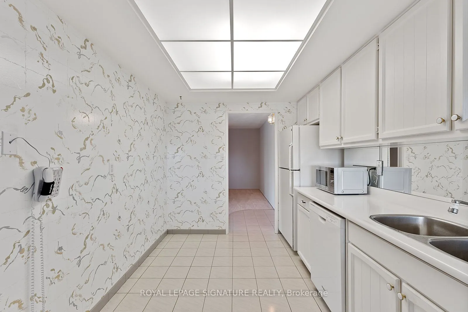 1555 Finch Avenue E, #404