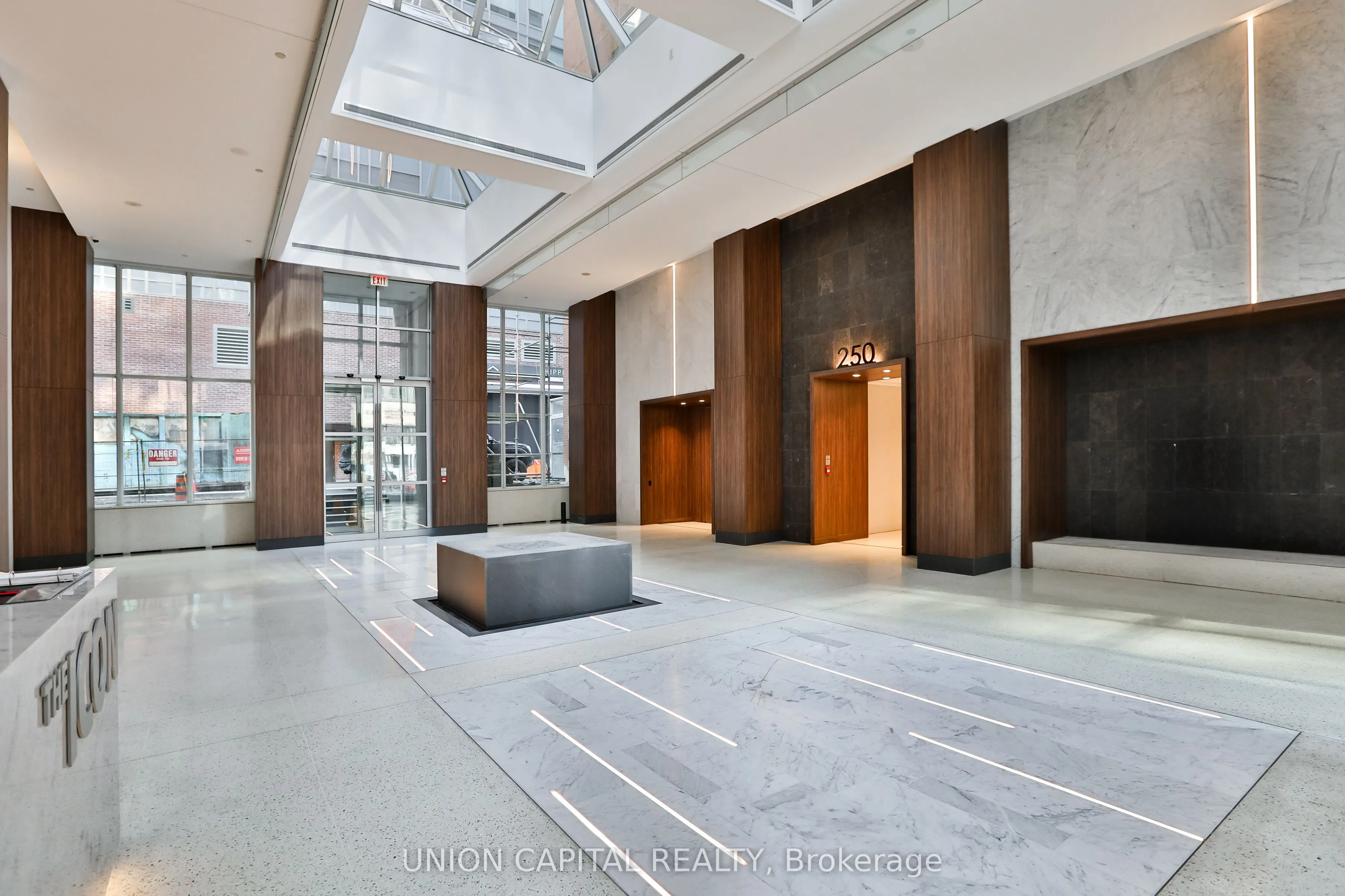 270 Wellington Street W, #222
