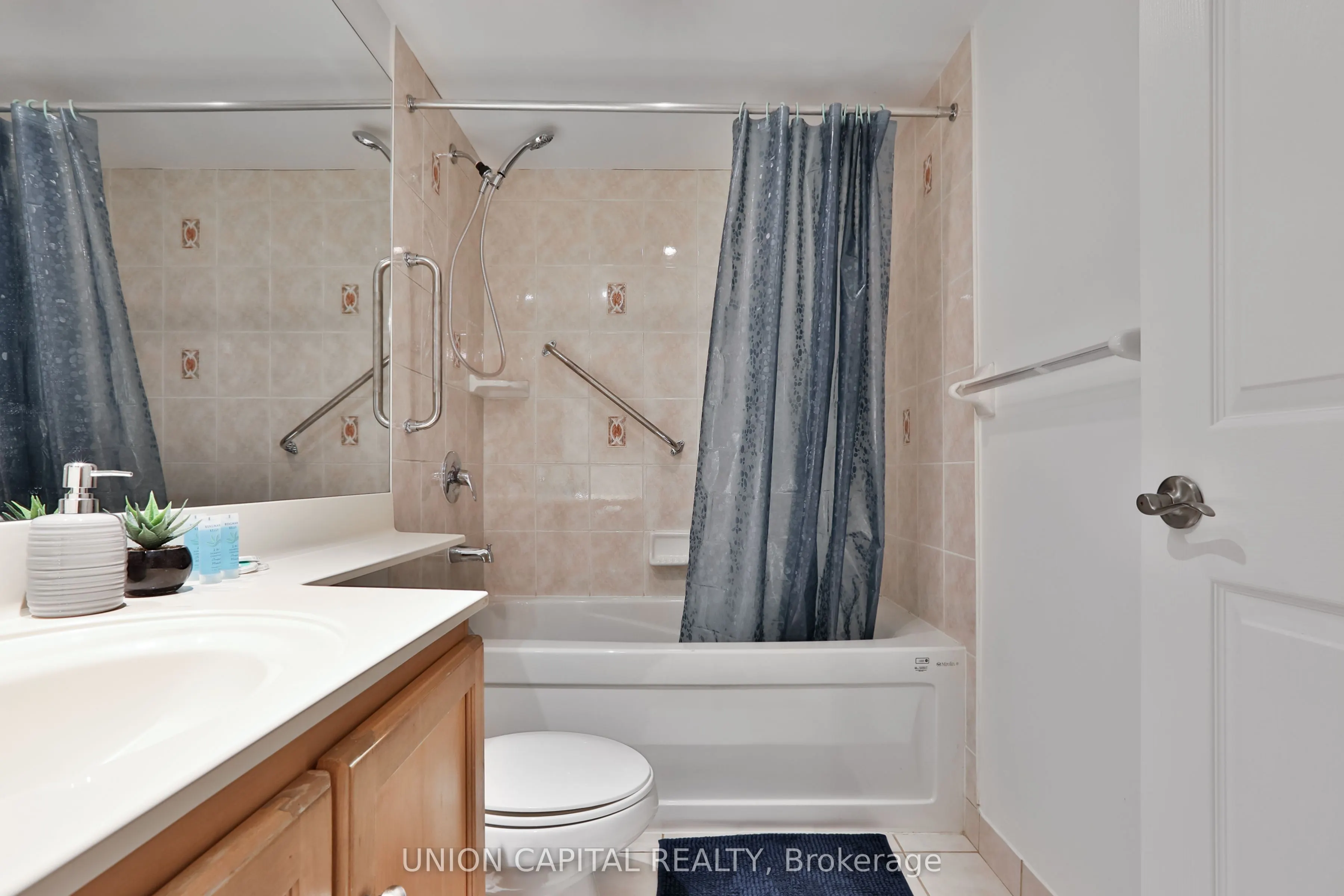 270 Wellington Street W, #222