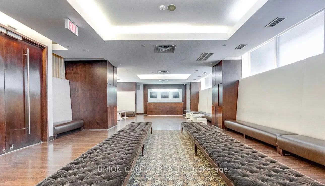 270 Wellington Street W, #222