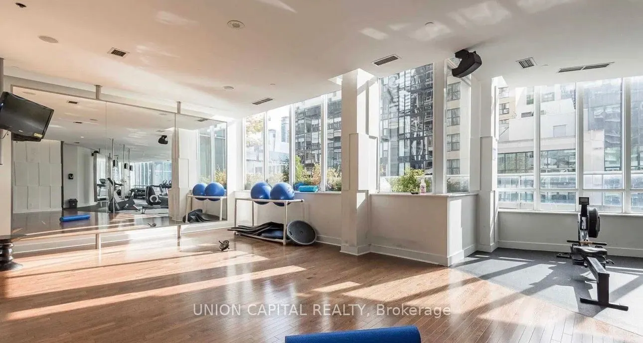270 Wellington Street W, #222