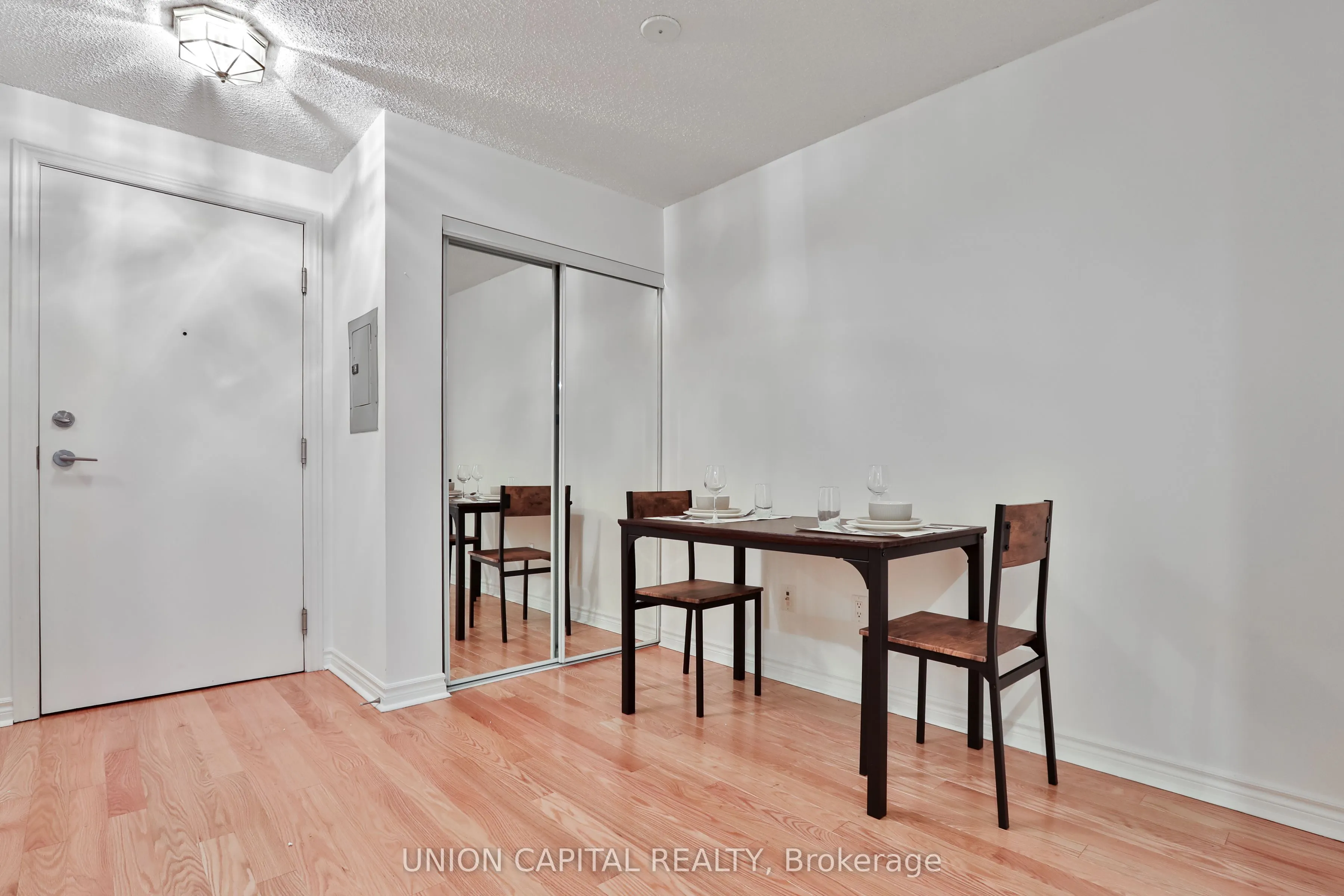 270 Wellington Street W, #222