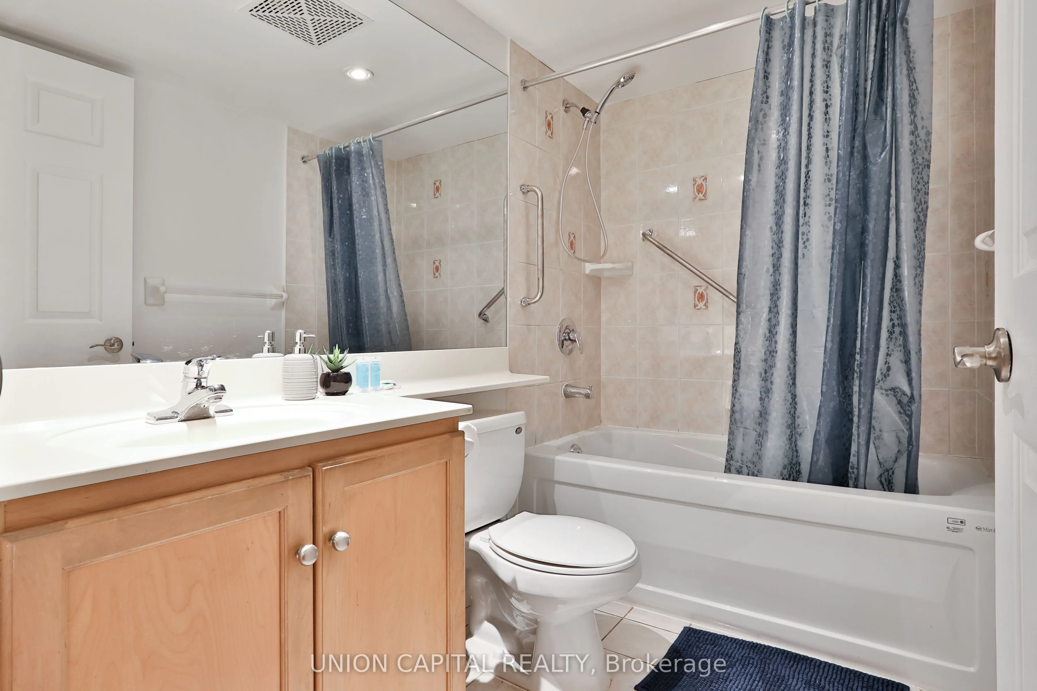 270 Wellington Street W, #222