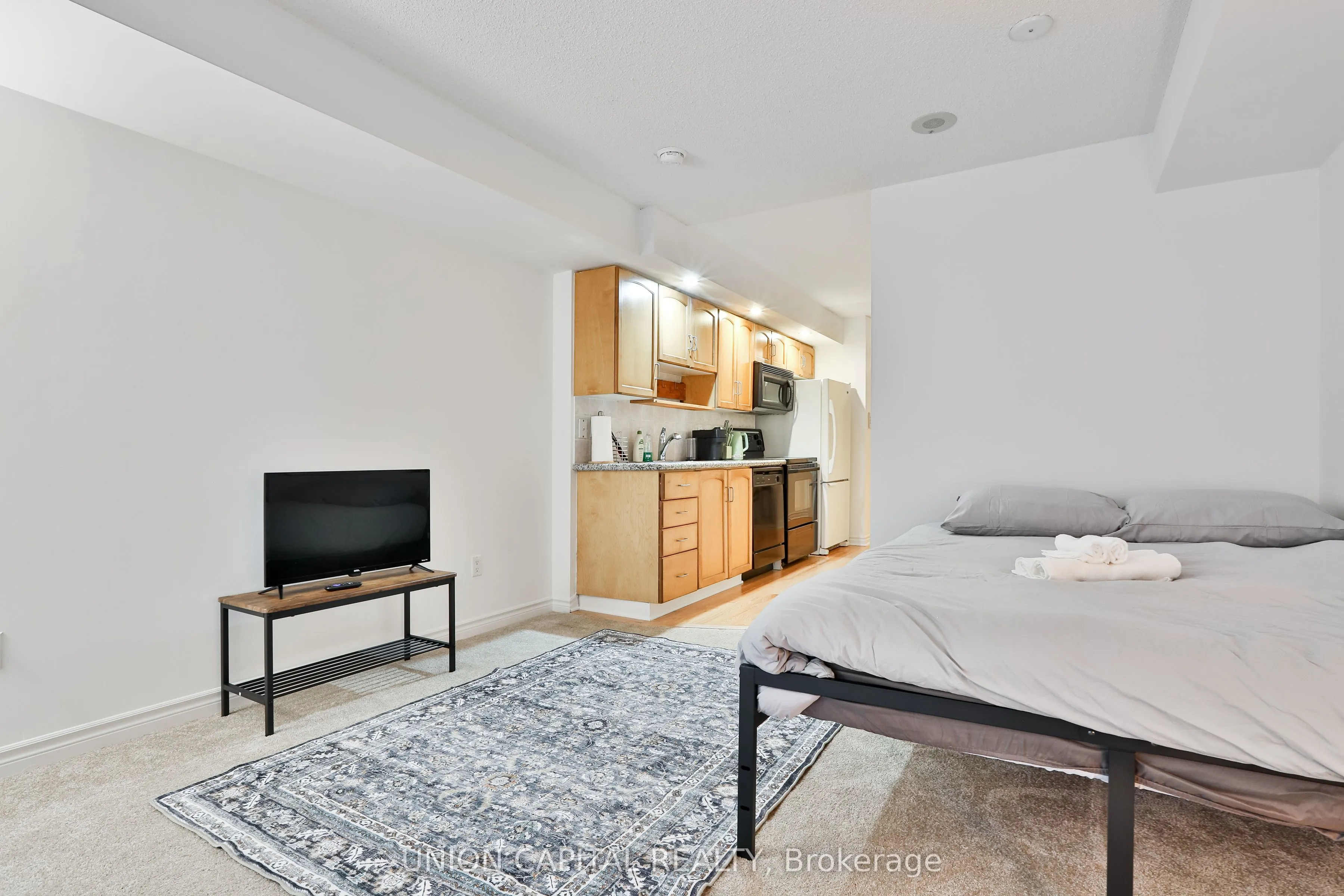 270 Wellington Street W, #222