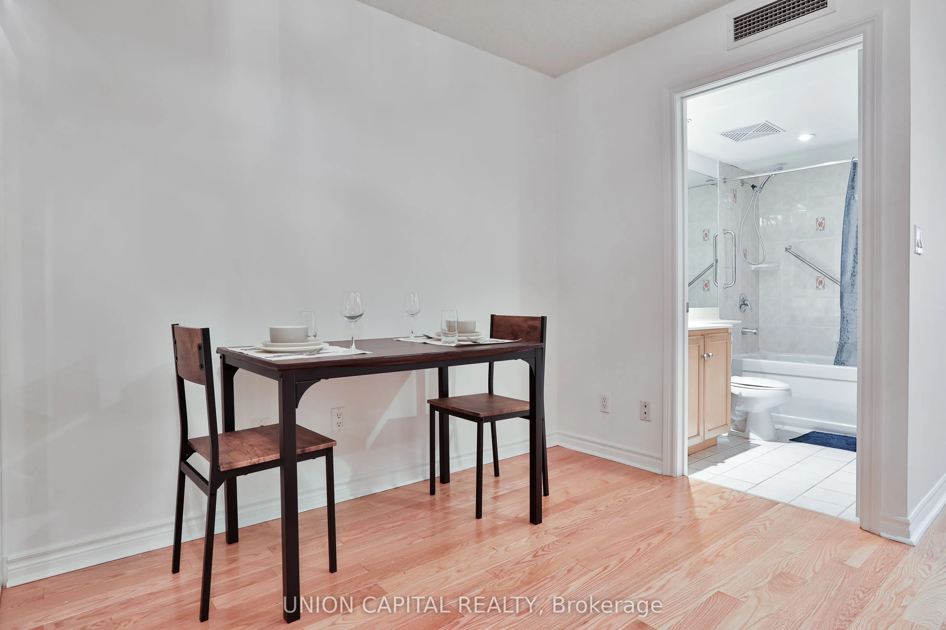 270 Wellington Street W, #222