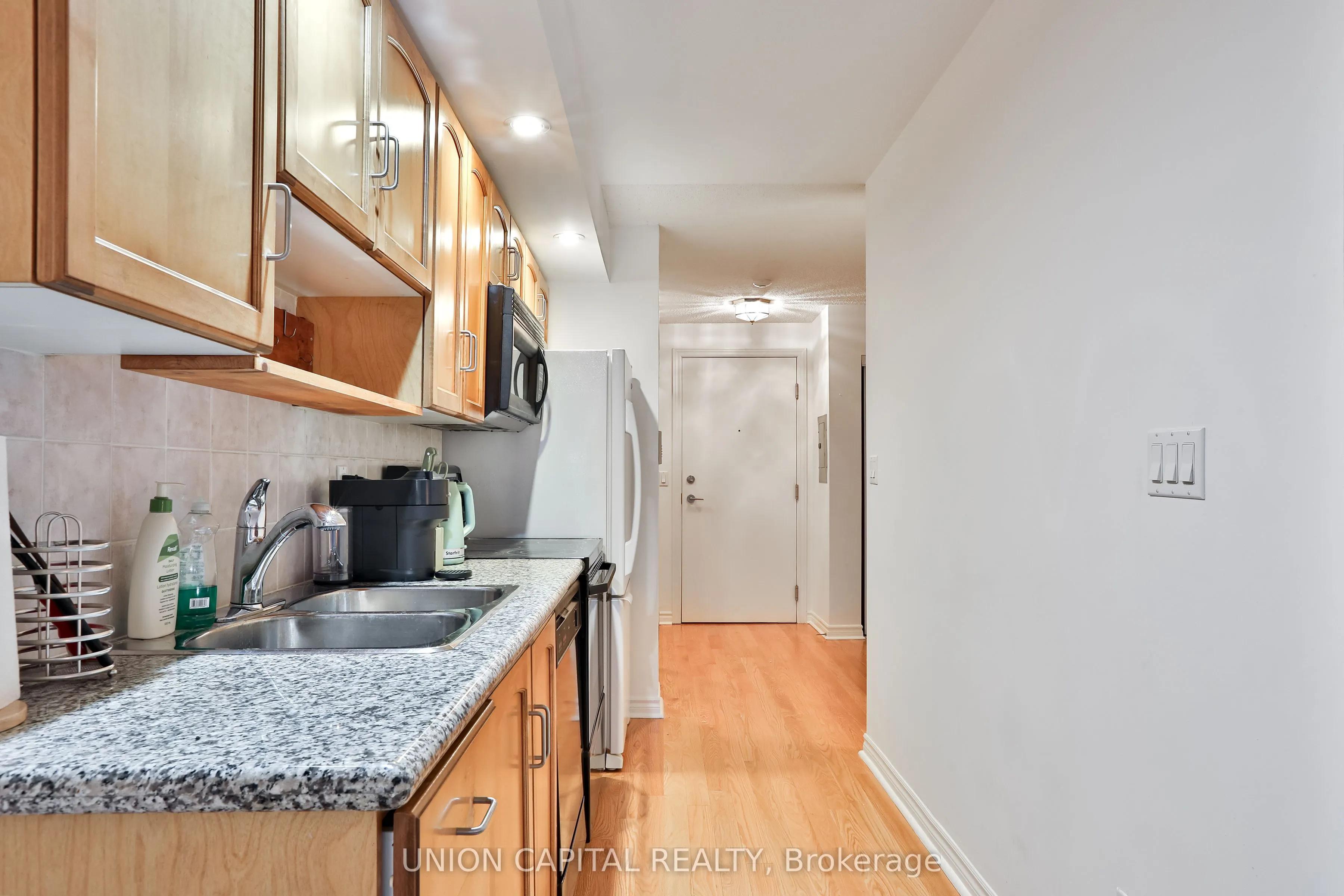 270 Wellington Street W, #222