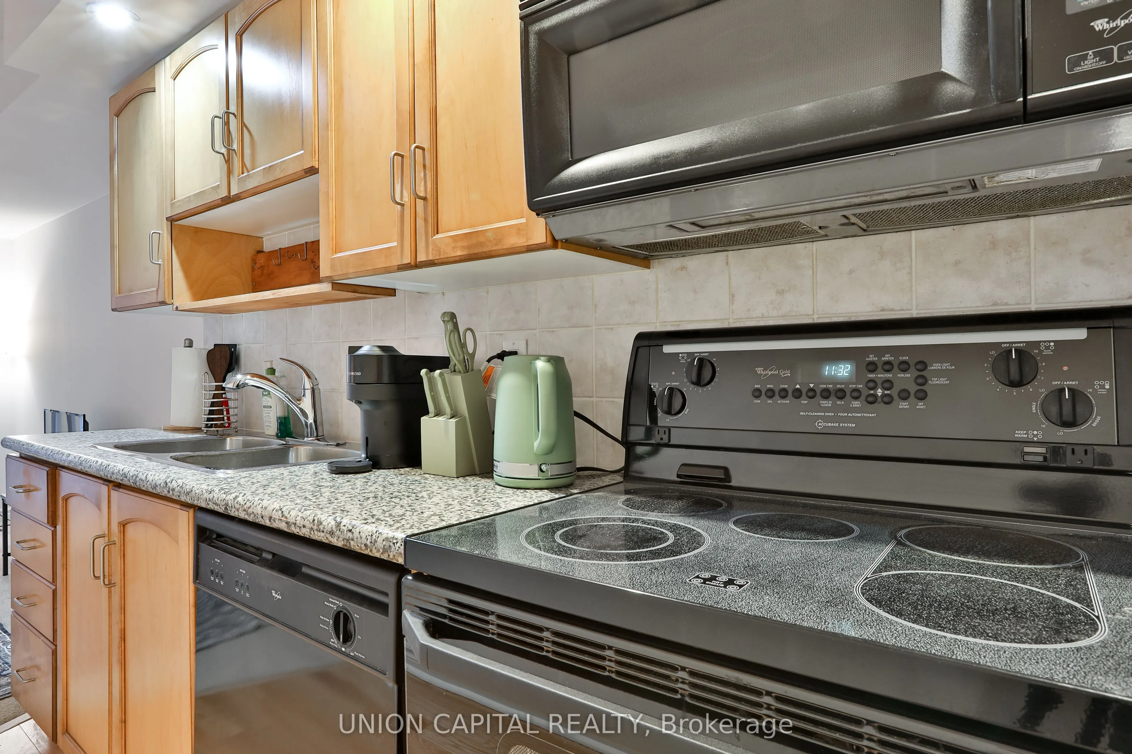 270 Wellington Street W, #222