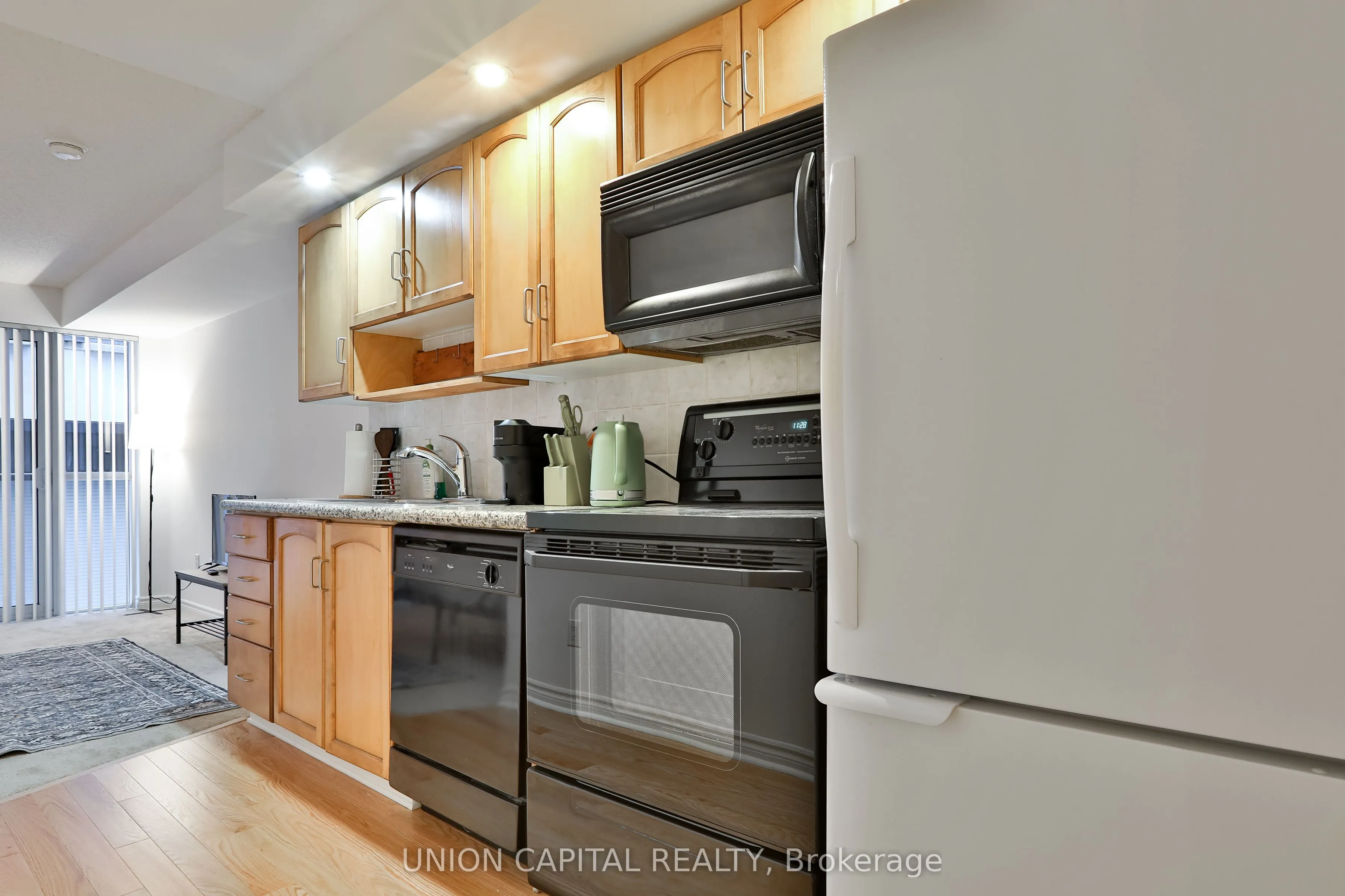 270 Wellington Street W, #222