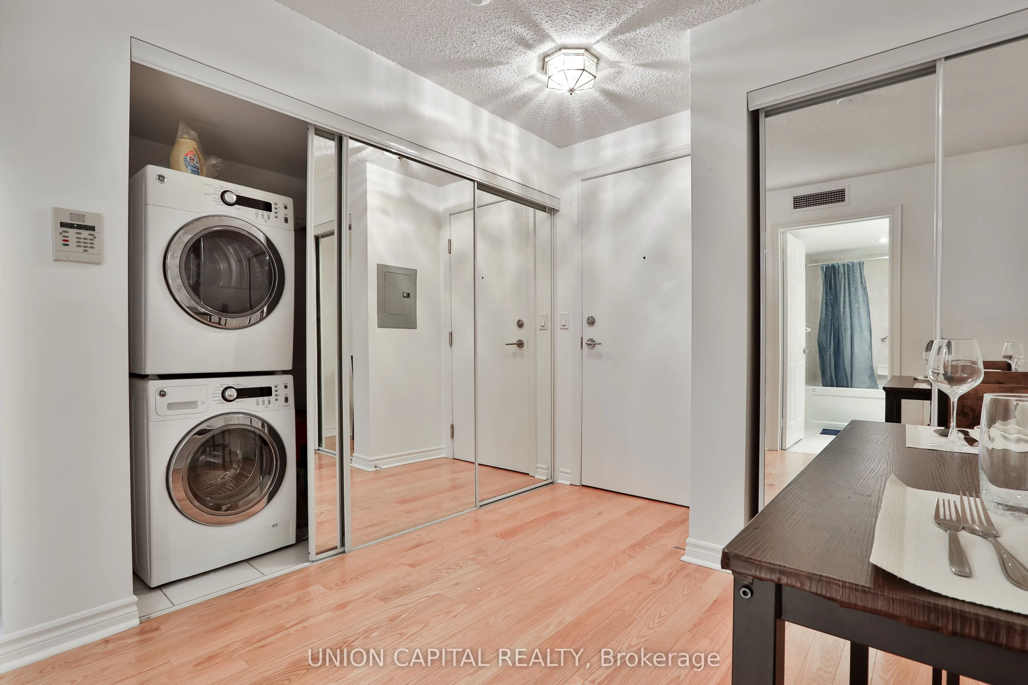 270 Wellington Street W, #222