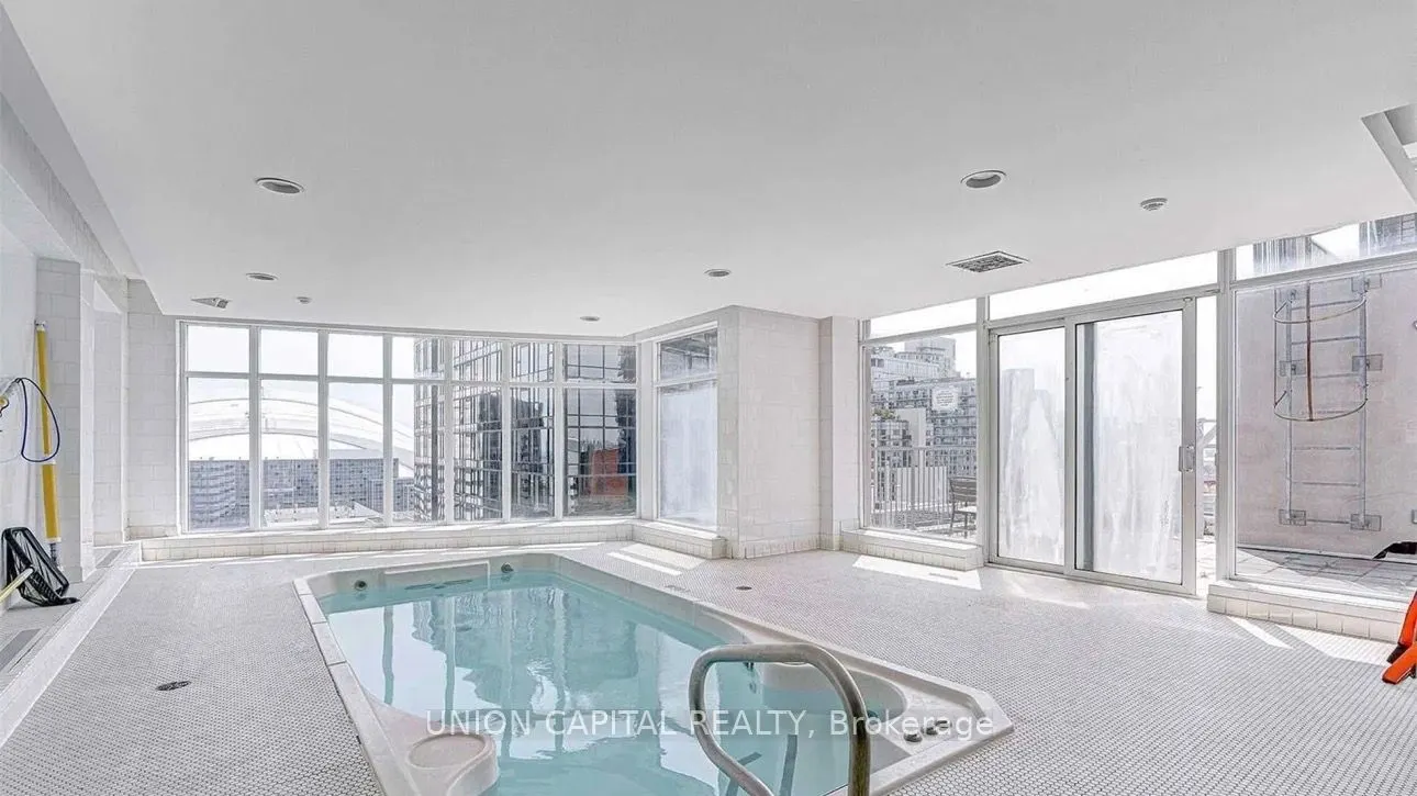 270 Wellington Street W, #222