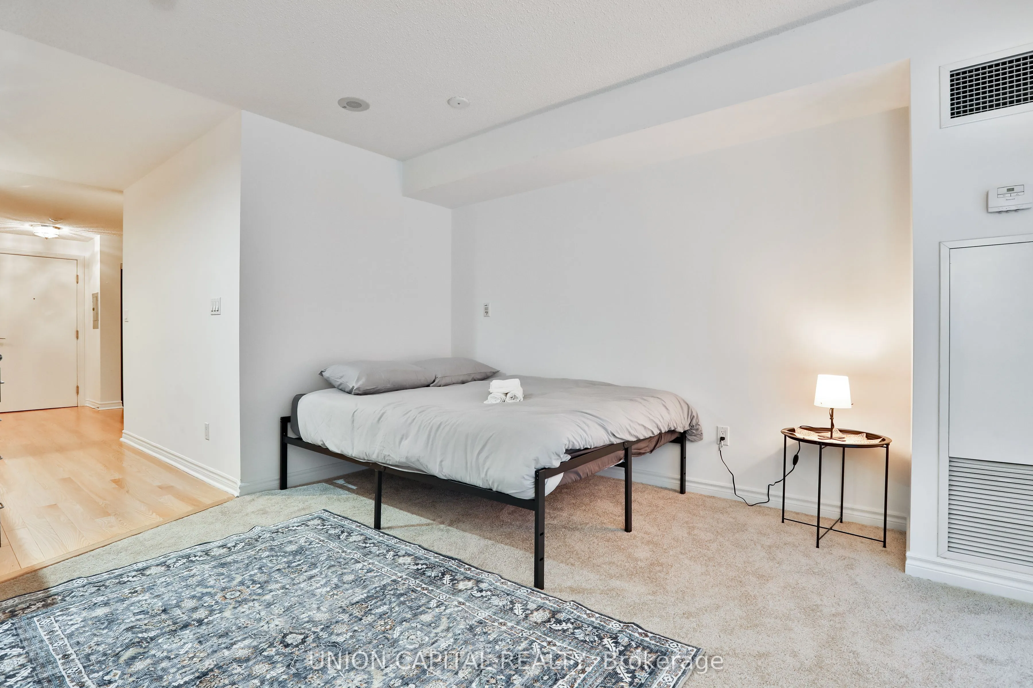 270 Wellington Street W, #222