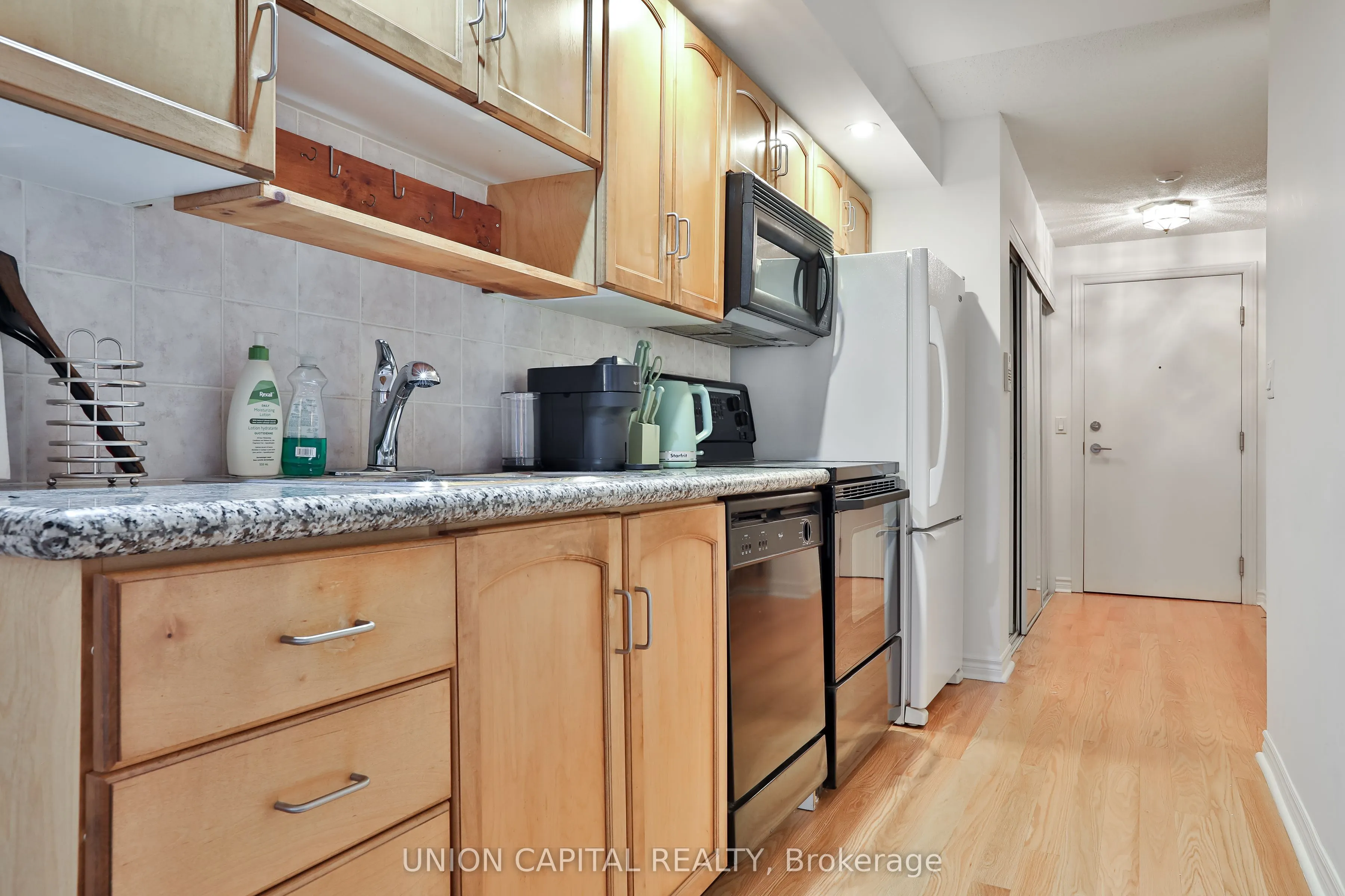 270 Wellington Street W, #222