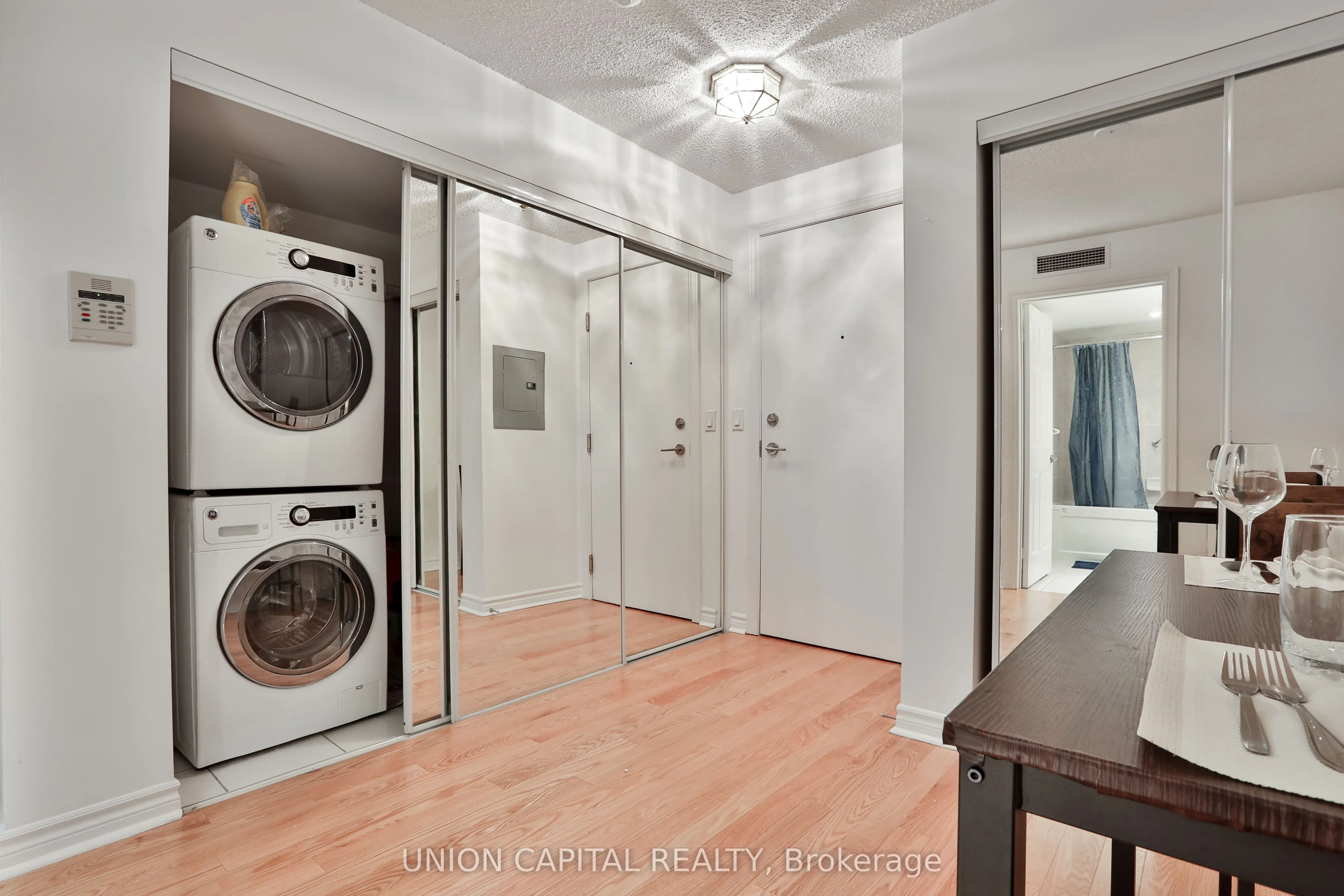 270 Wellington Street W, #222