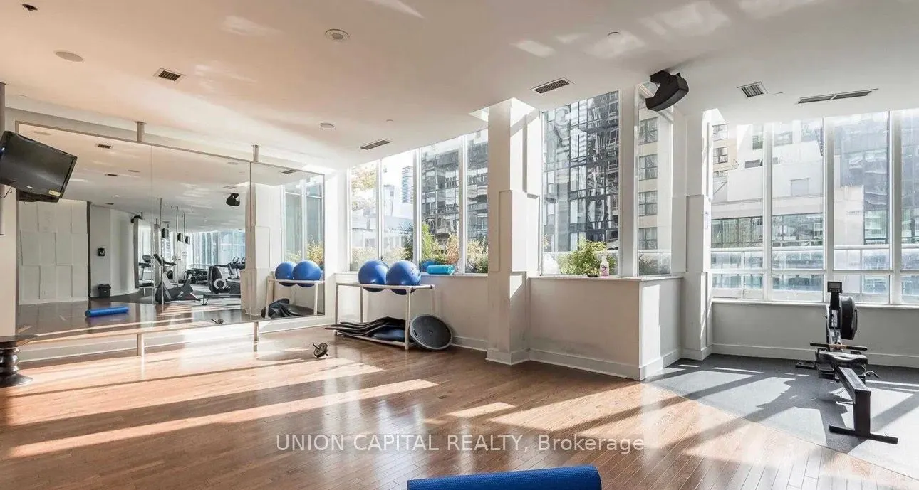 270 Wellington Street W, #222