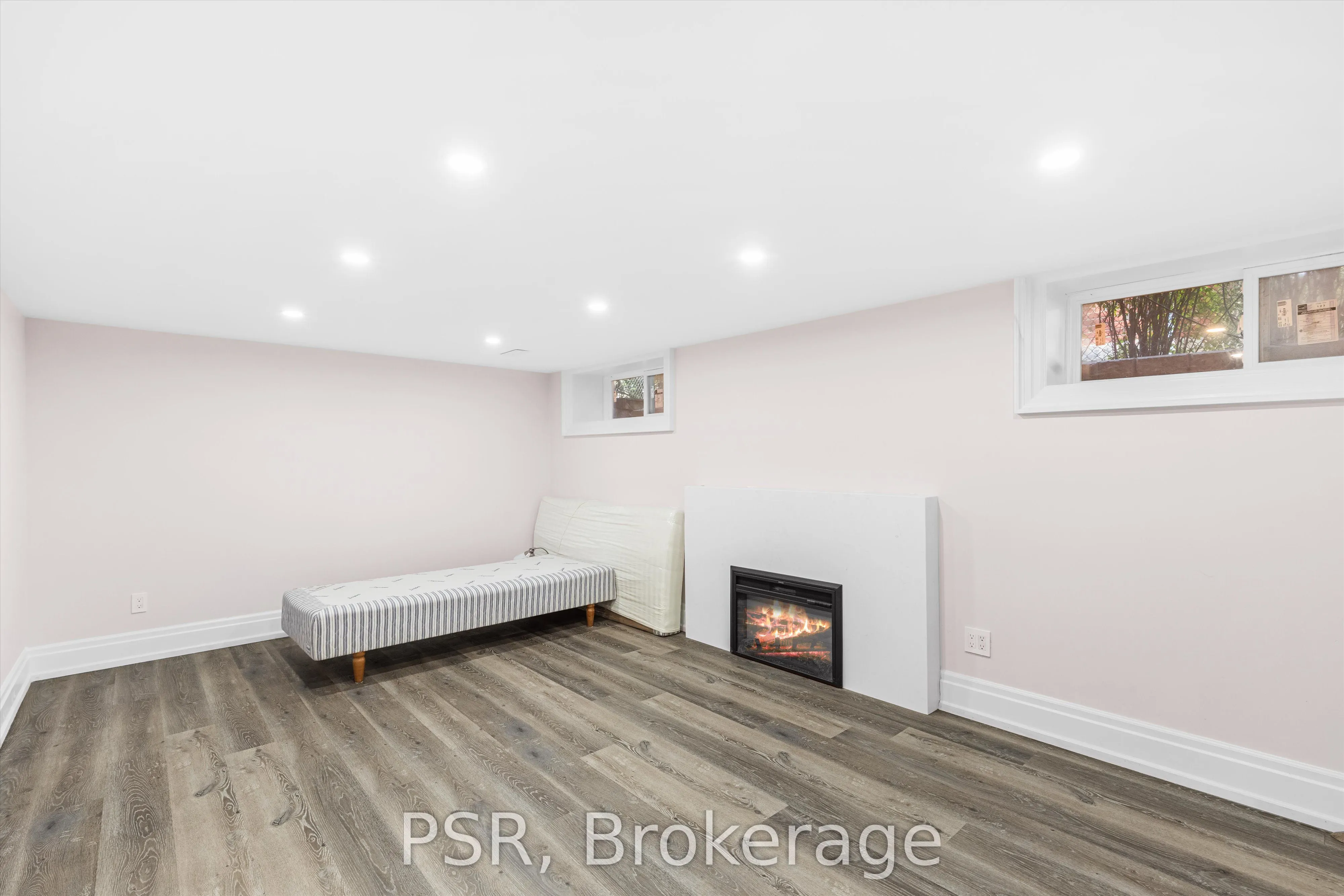 15 Strathallan Boulevard