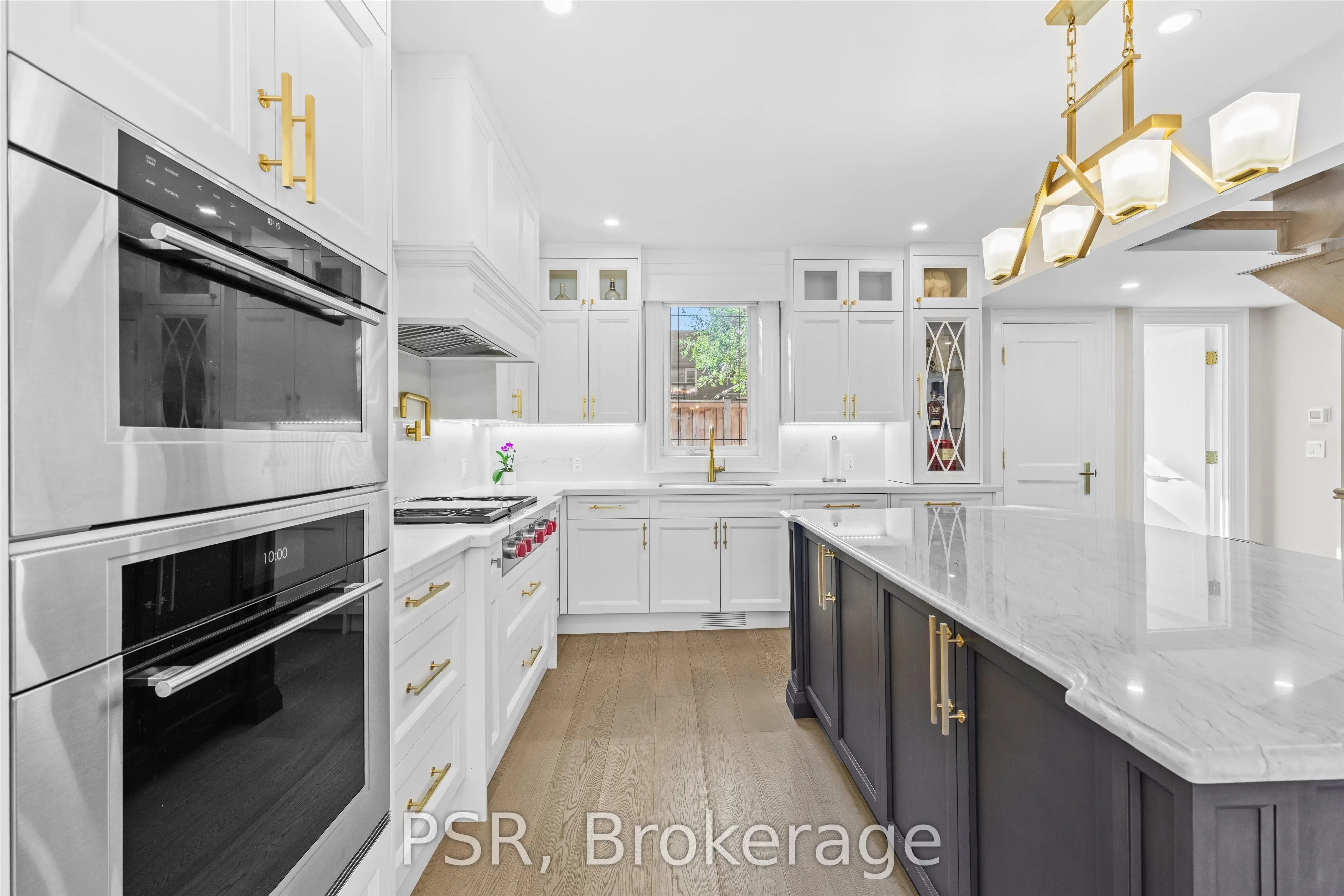 15 Strathallan Boulevard
