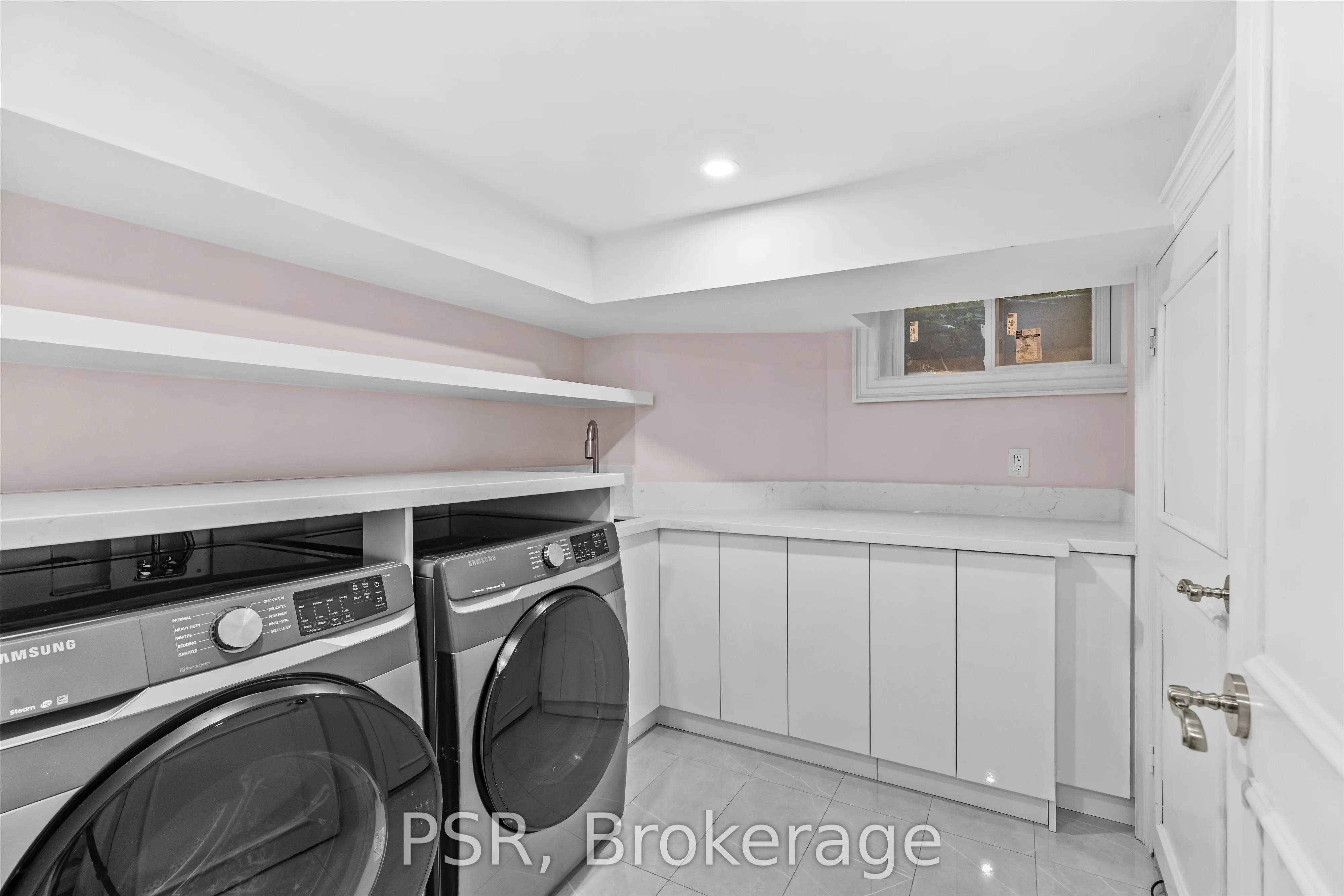 15 Strathallan Boulevard
