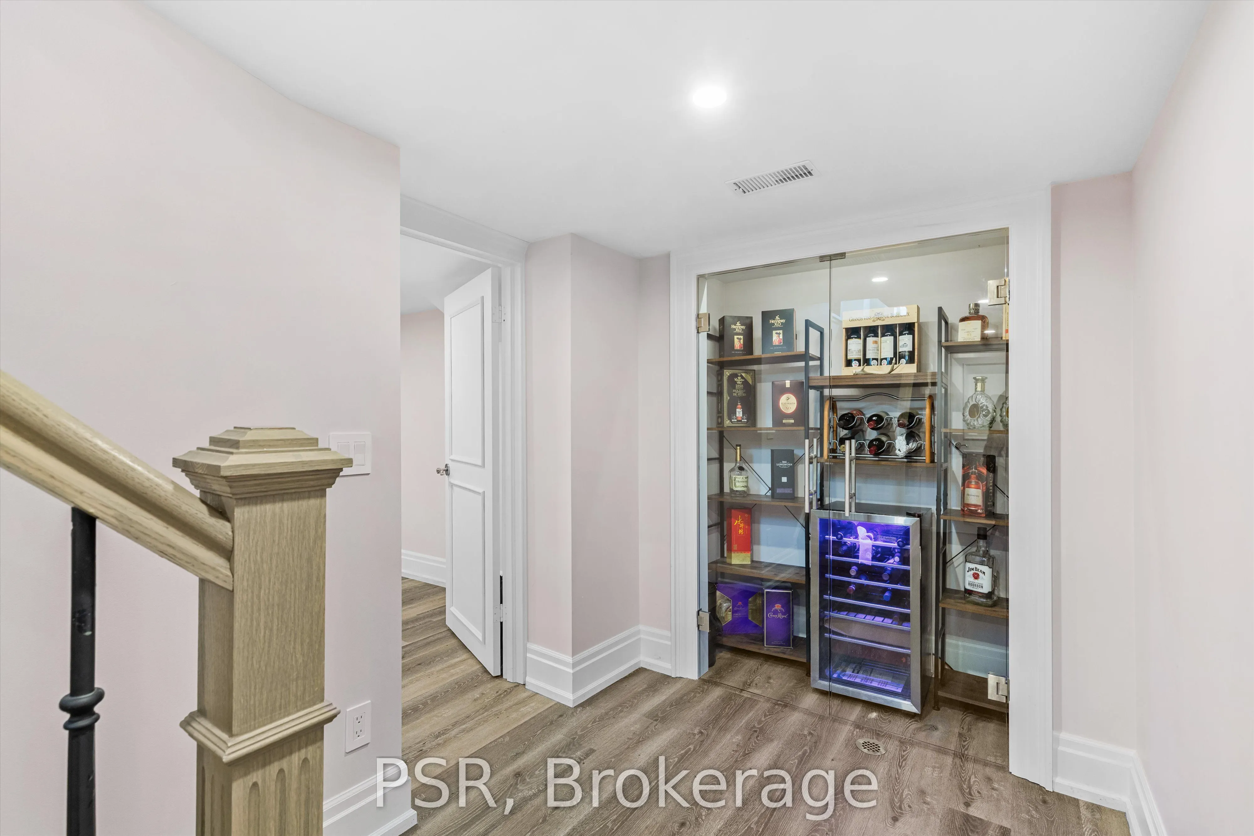 15 Strathallan Boulevard