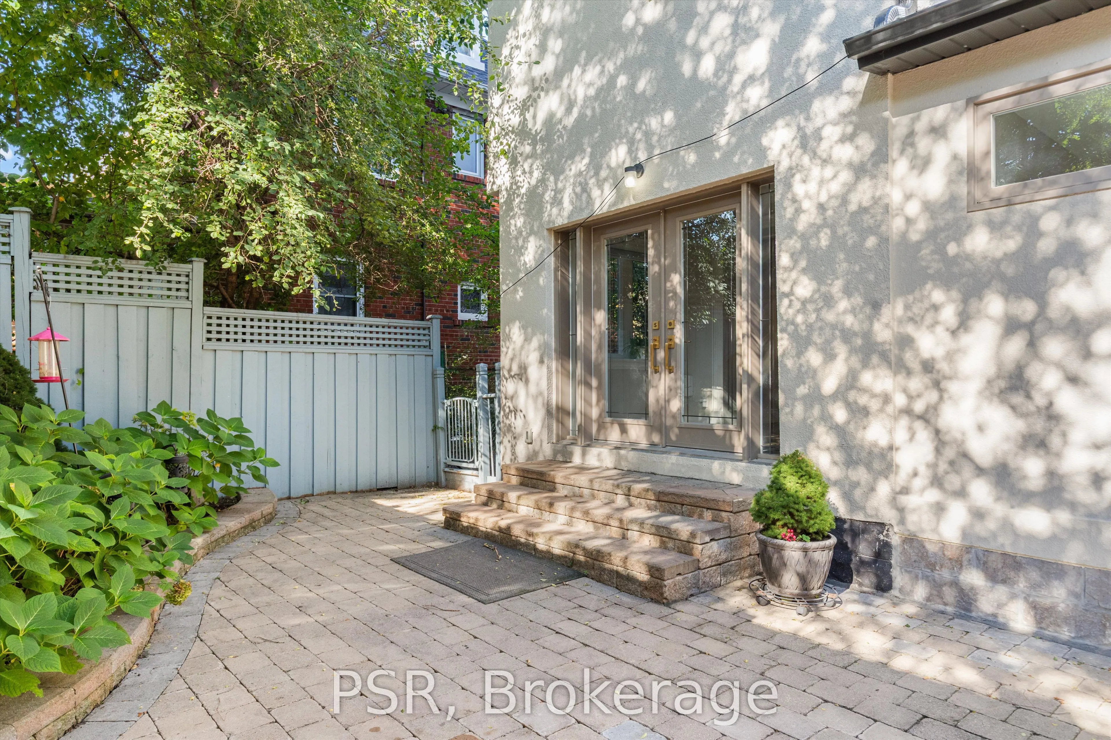 15 Strathallan Boulevard