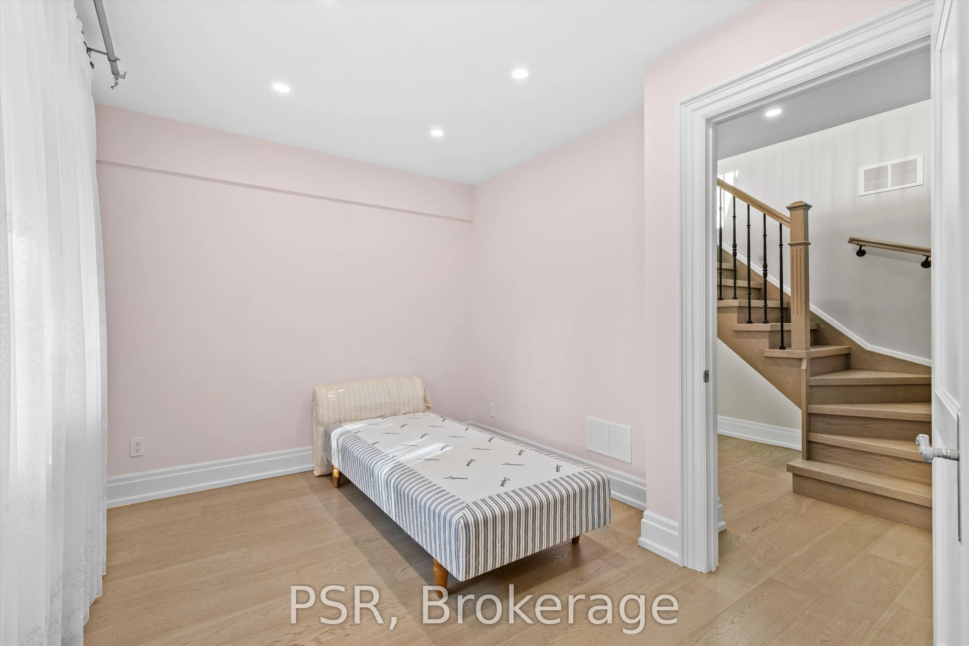 15 Strathallan Boulevard