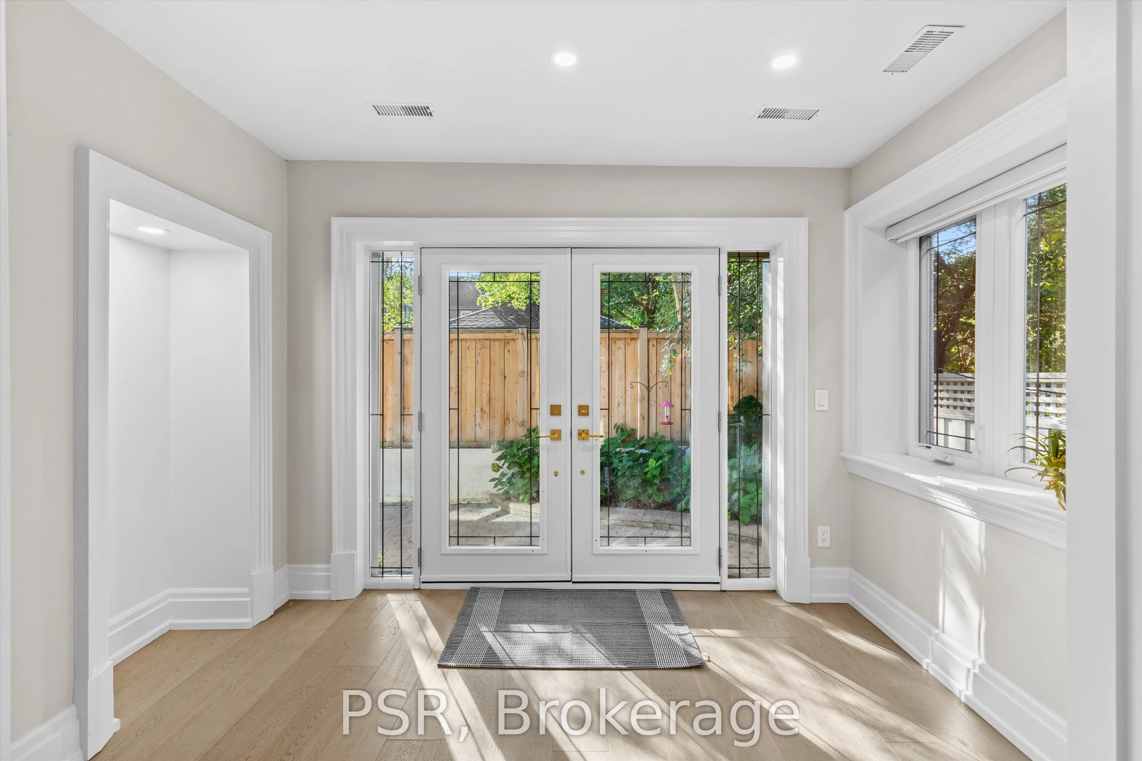 15 Strathallan Boulevard