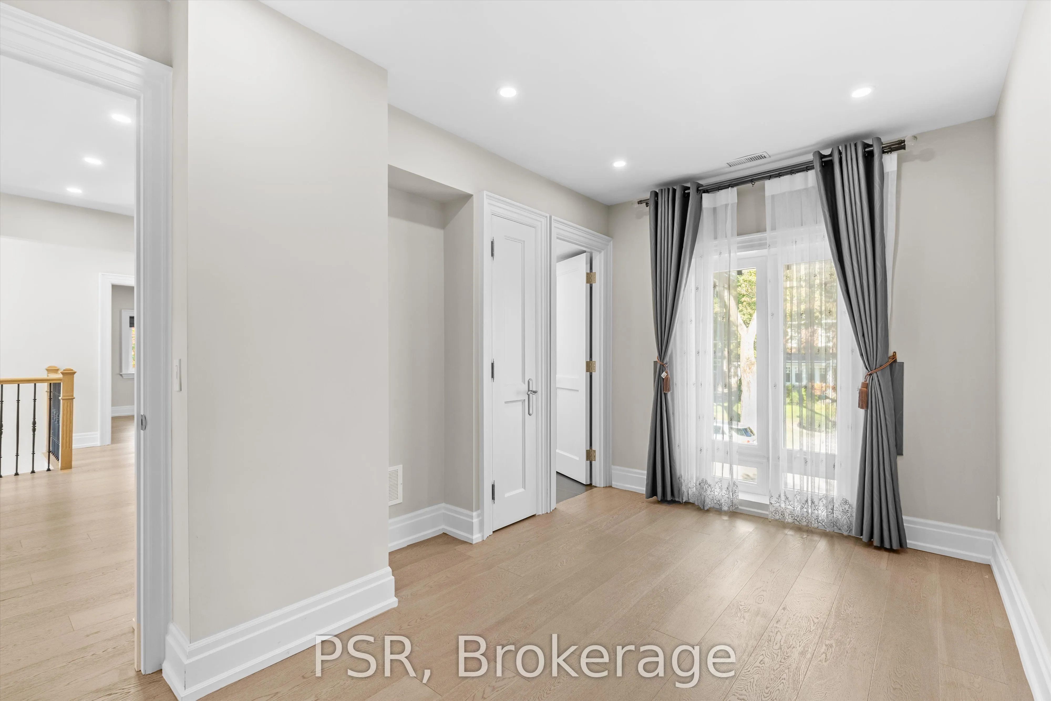 15 Strathallan Boulevard