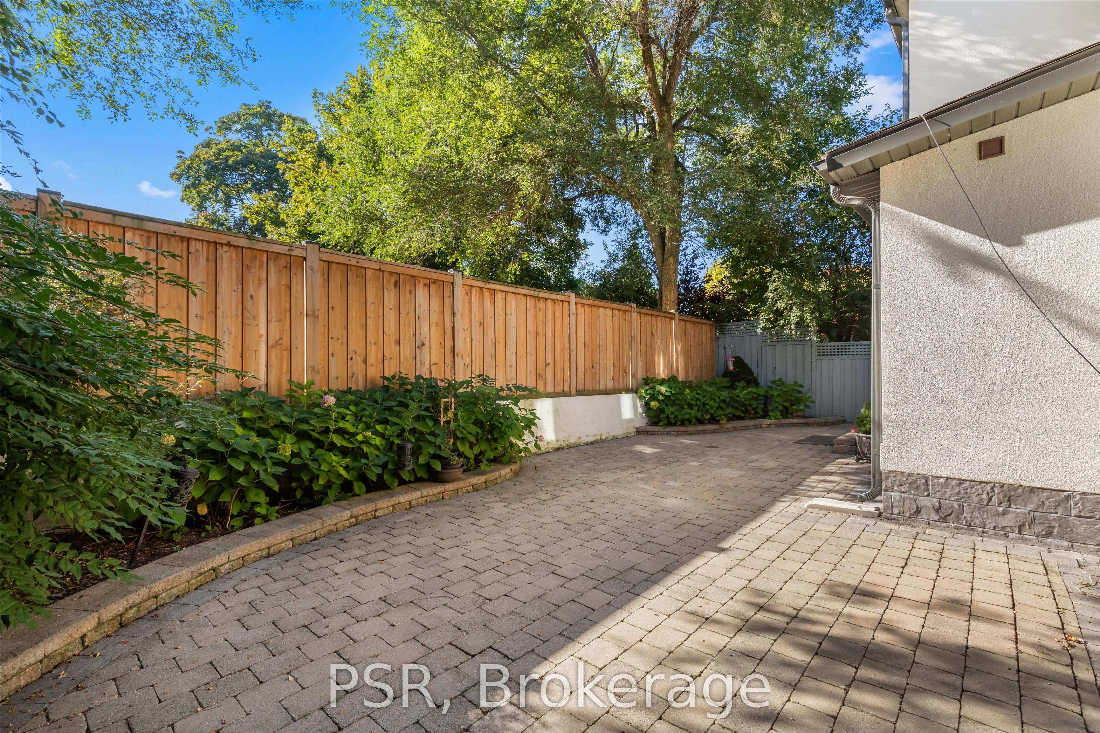 15 Strathallan Boulevard