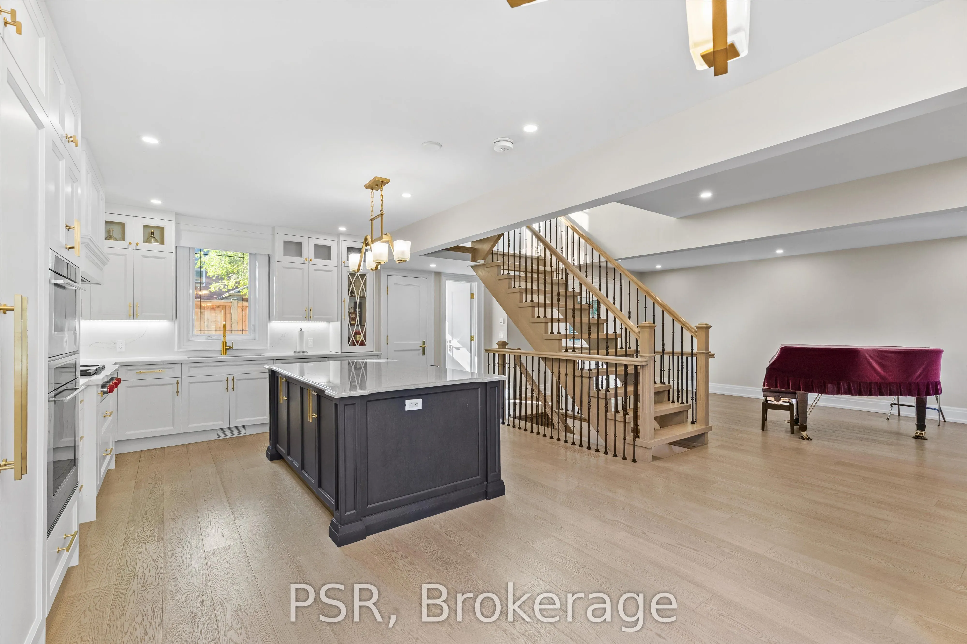 15 Strathallan Boulevard