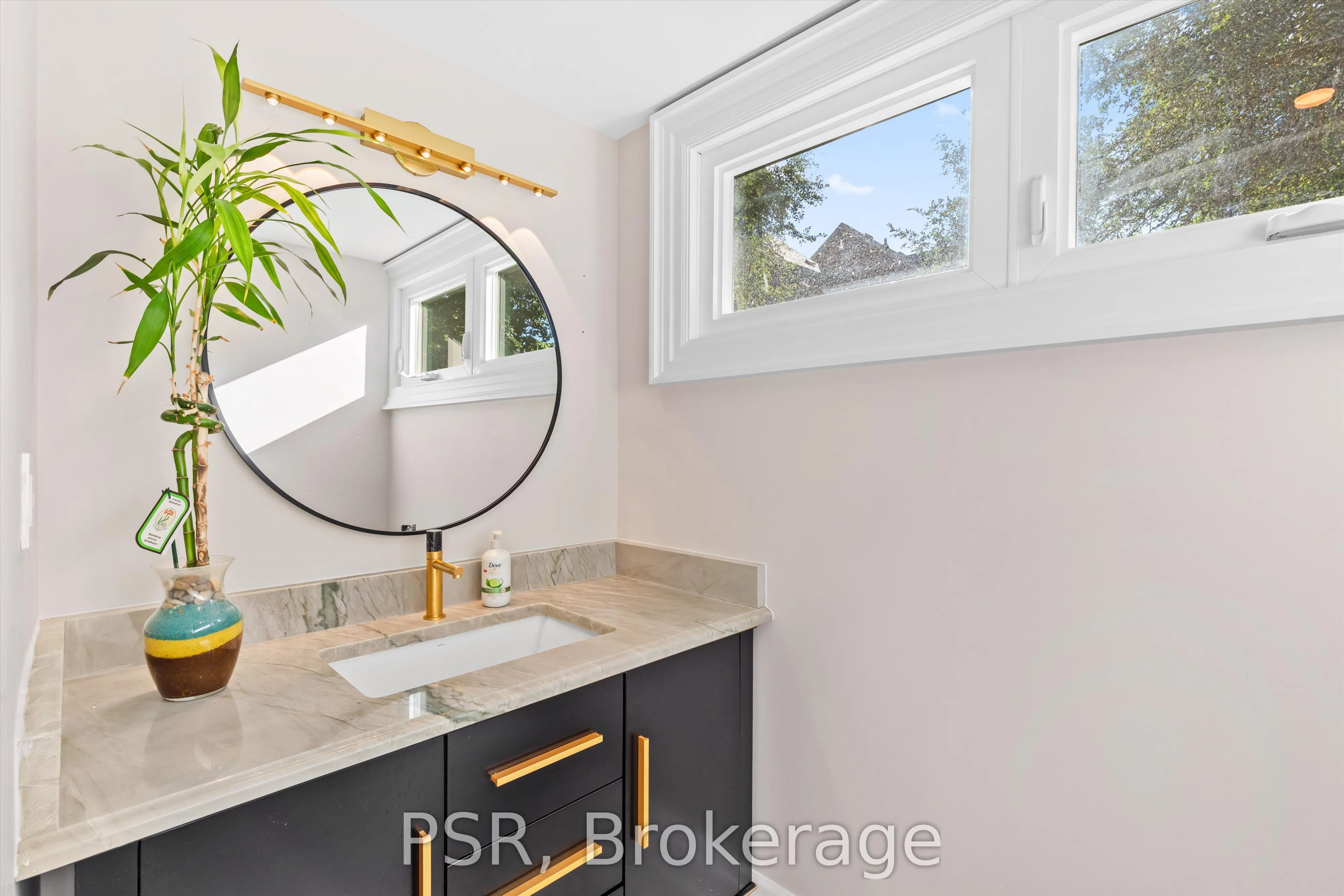 15 Strathallan Boulevard