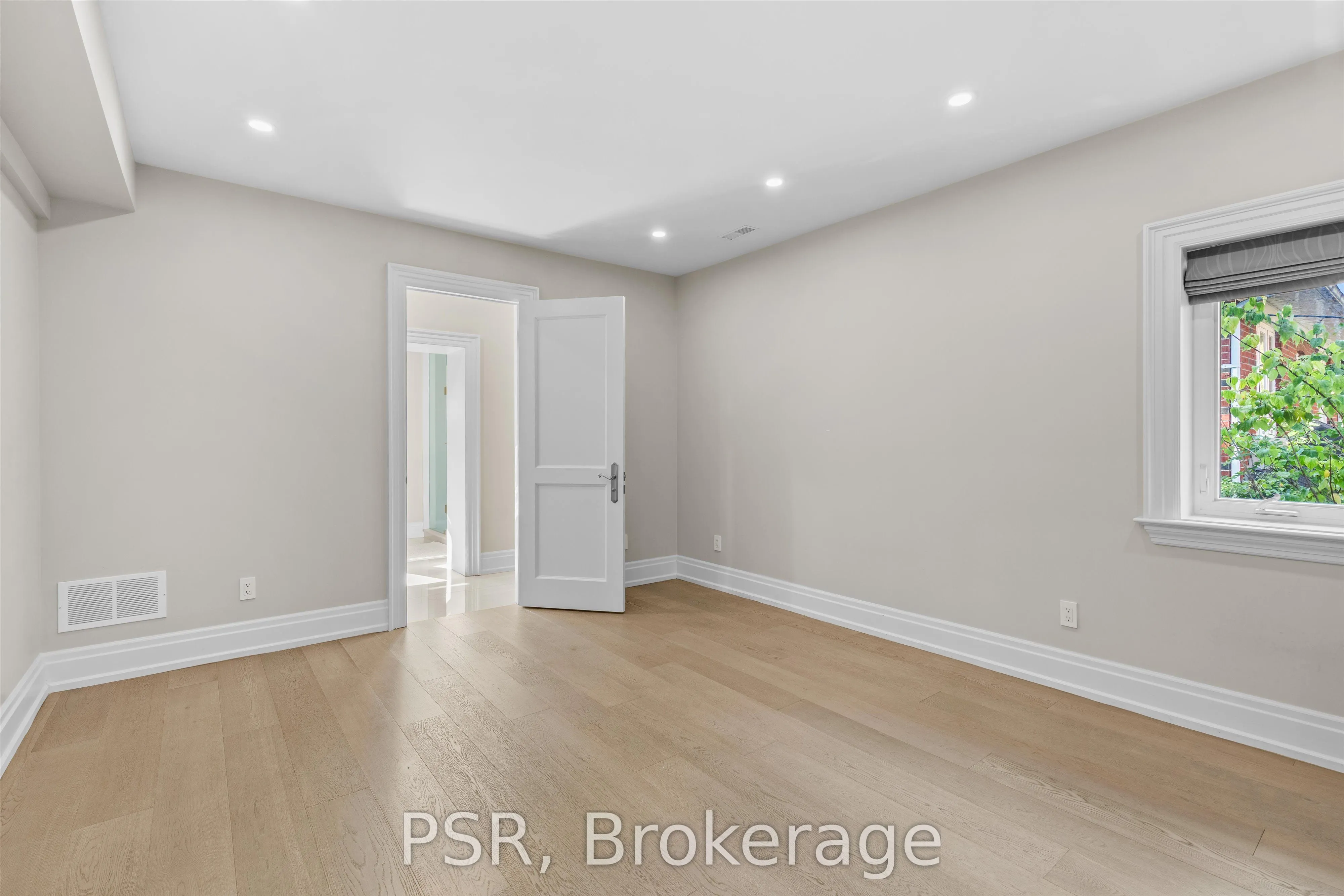 15 Strathallan Boulevard