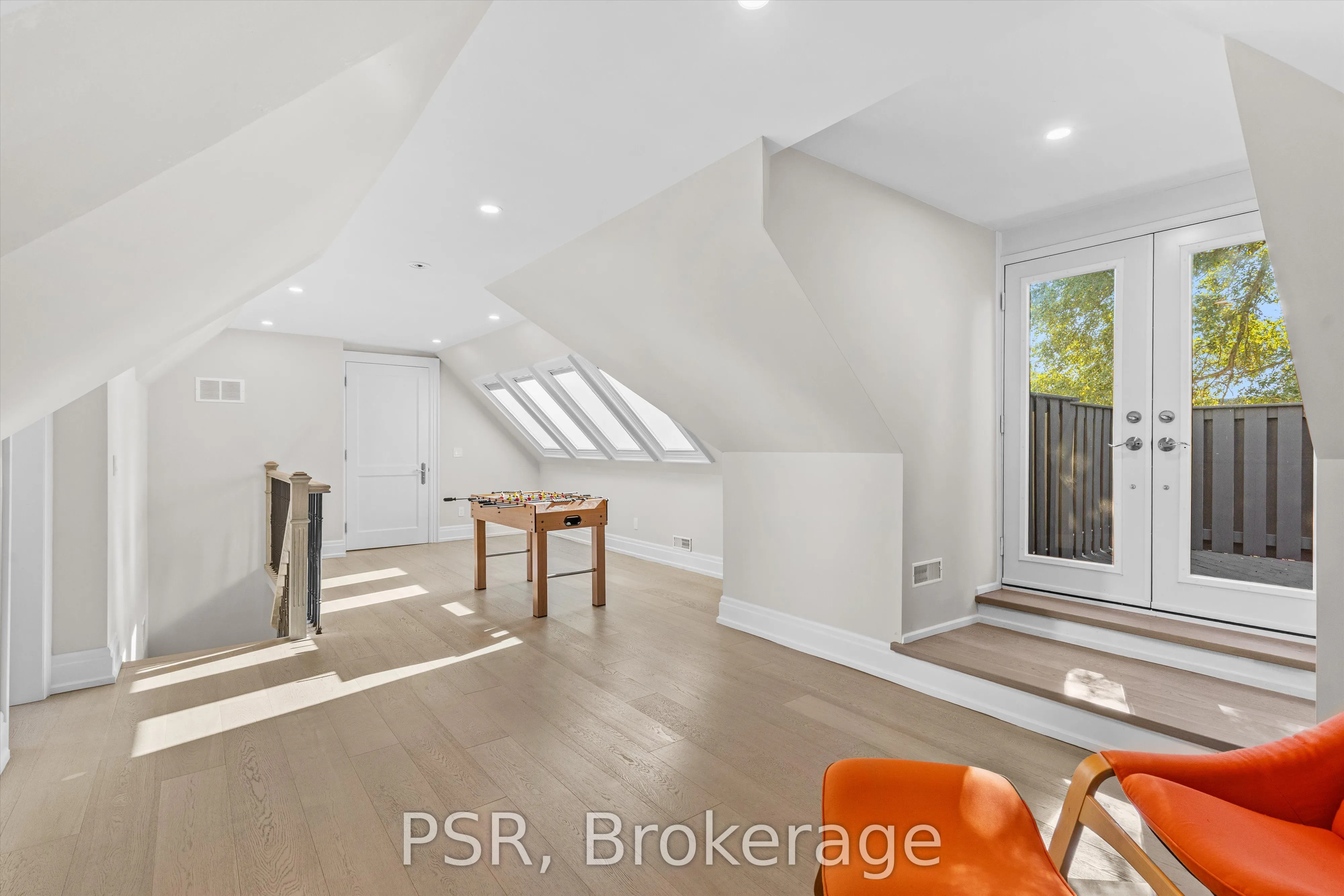 15 Strathallan Boulevard