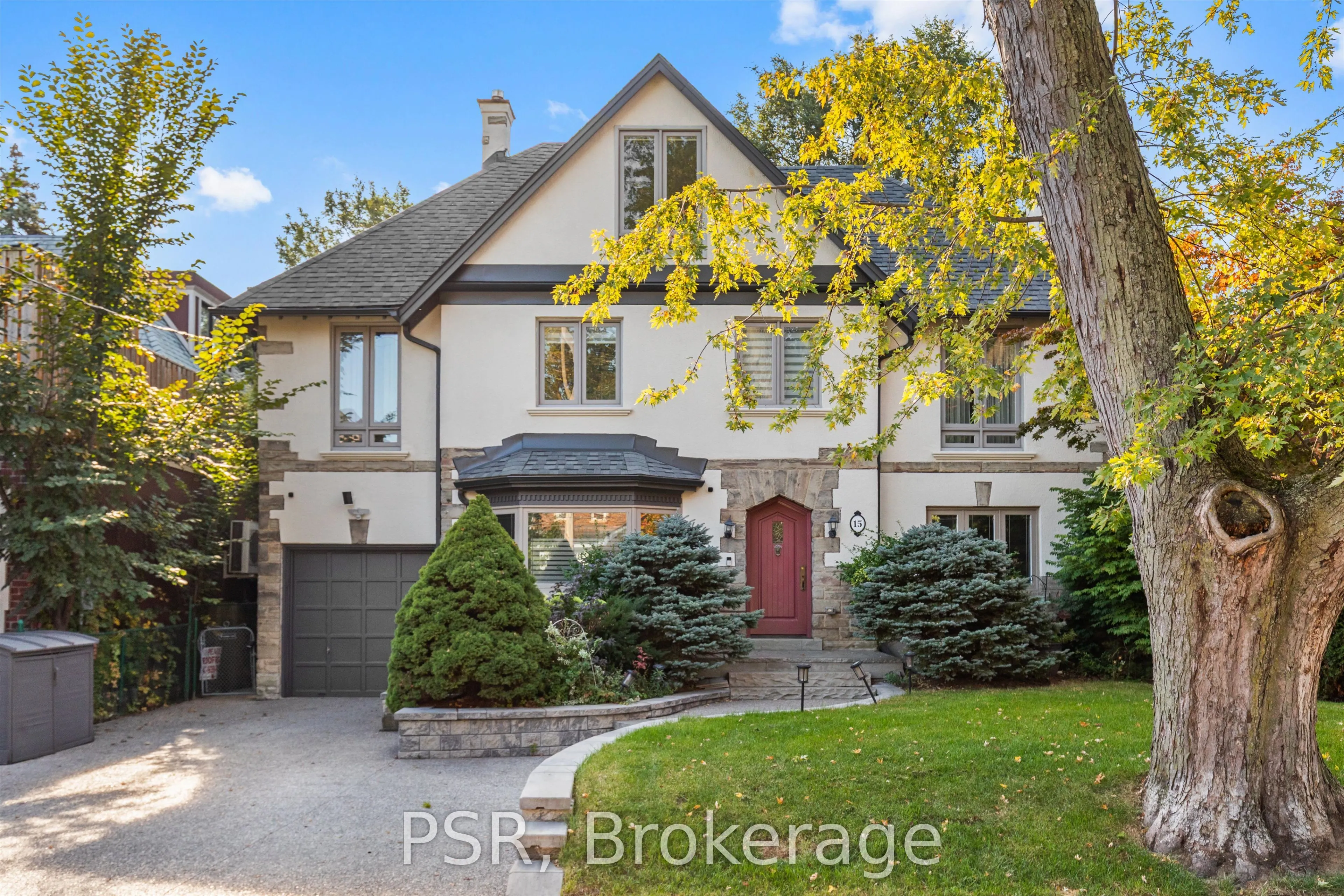 15 Strathallan Boulevard