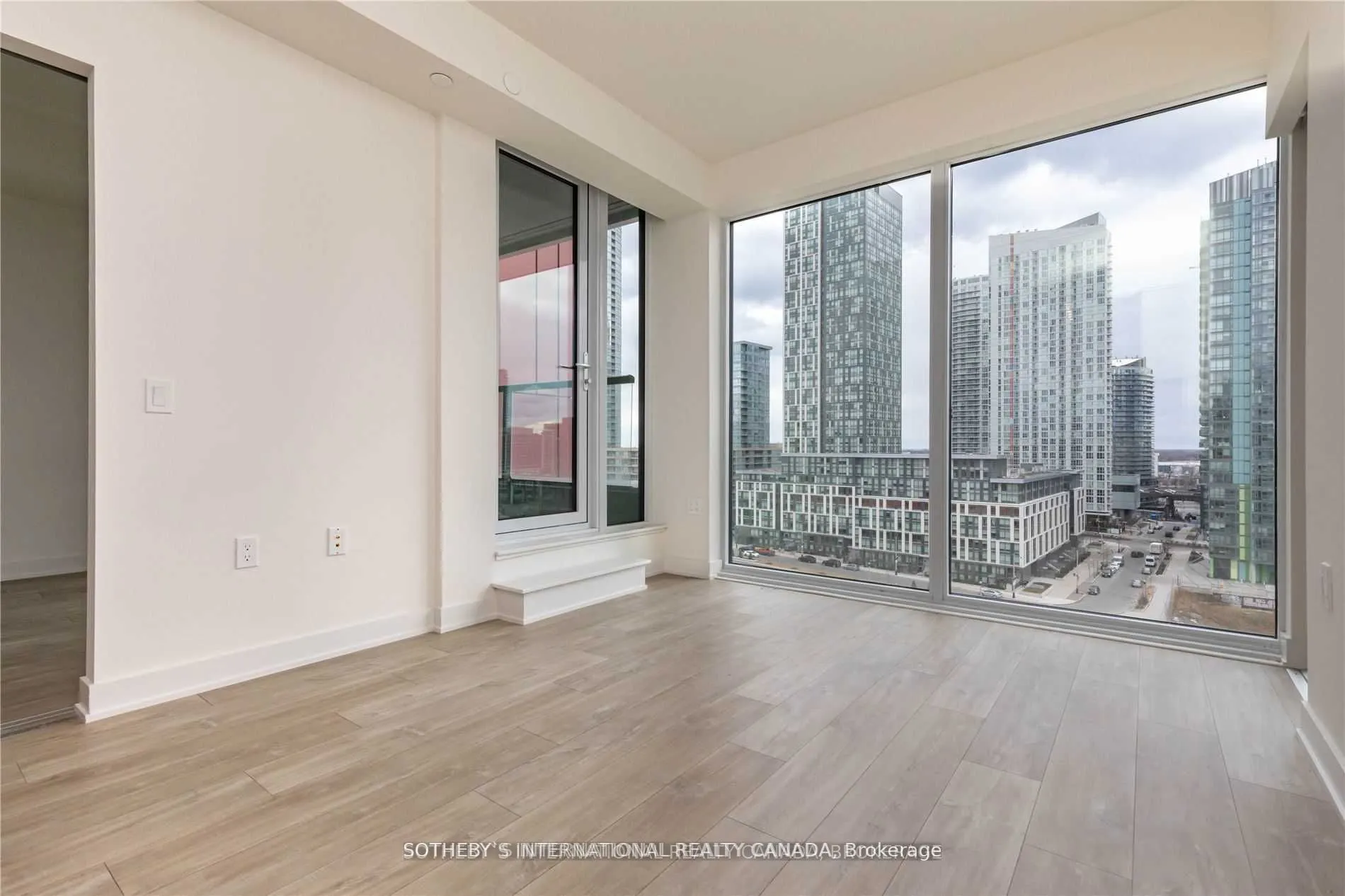 576 Front Street W, #903E