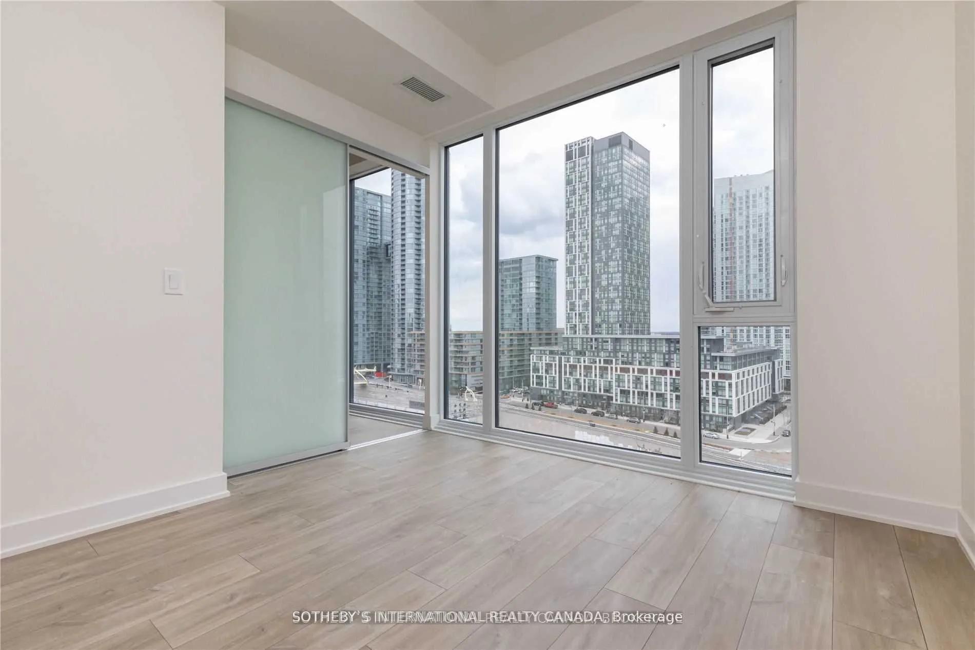 576 Front Street W, #903E