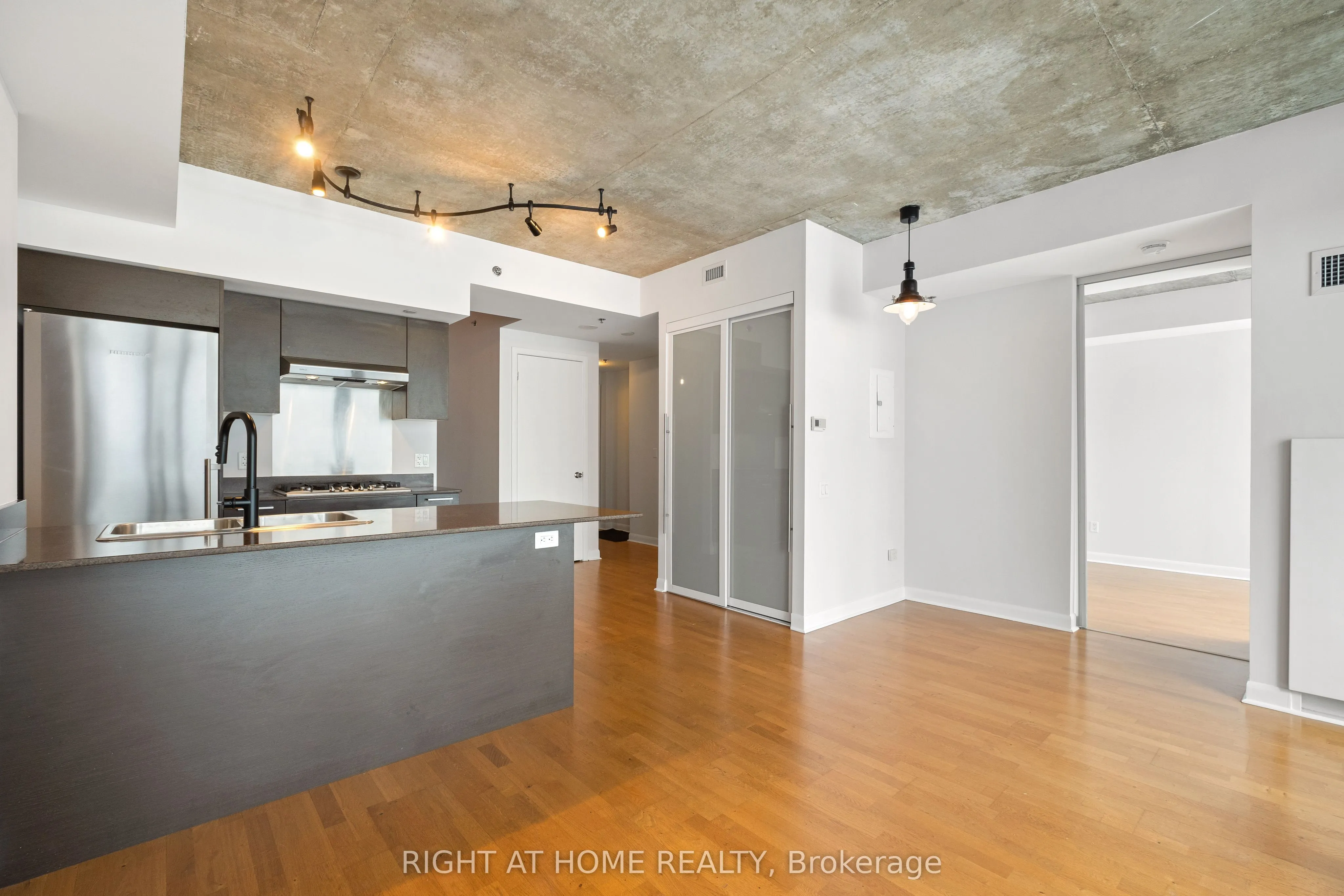 375 King Street W, #3106