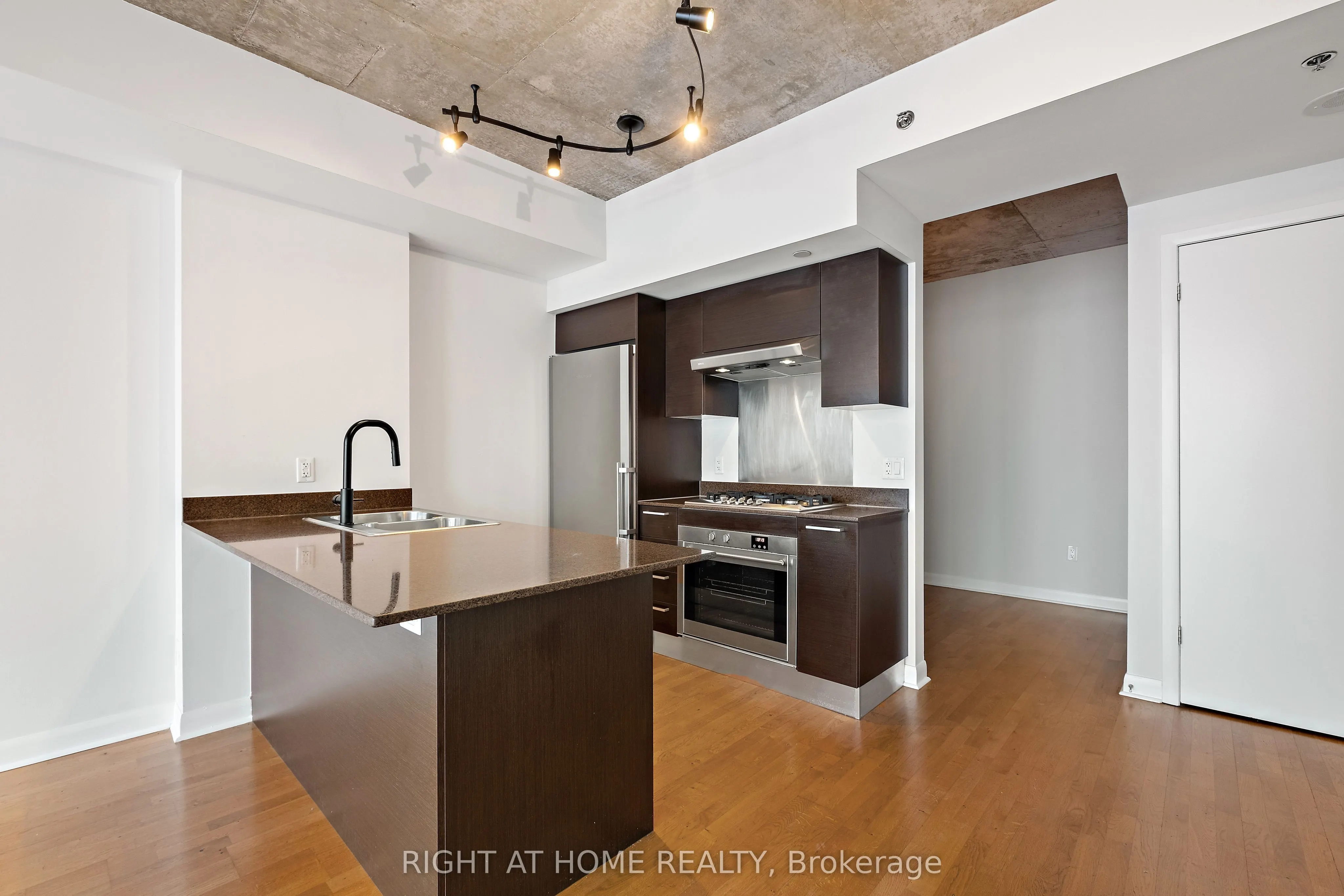 375 King Street W, #3106