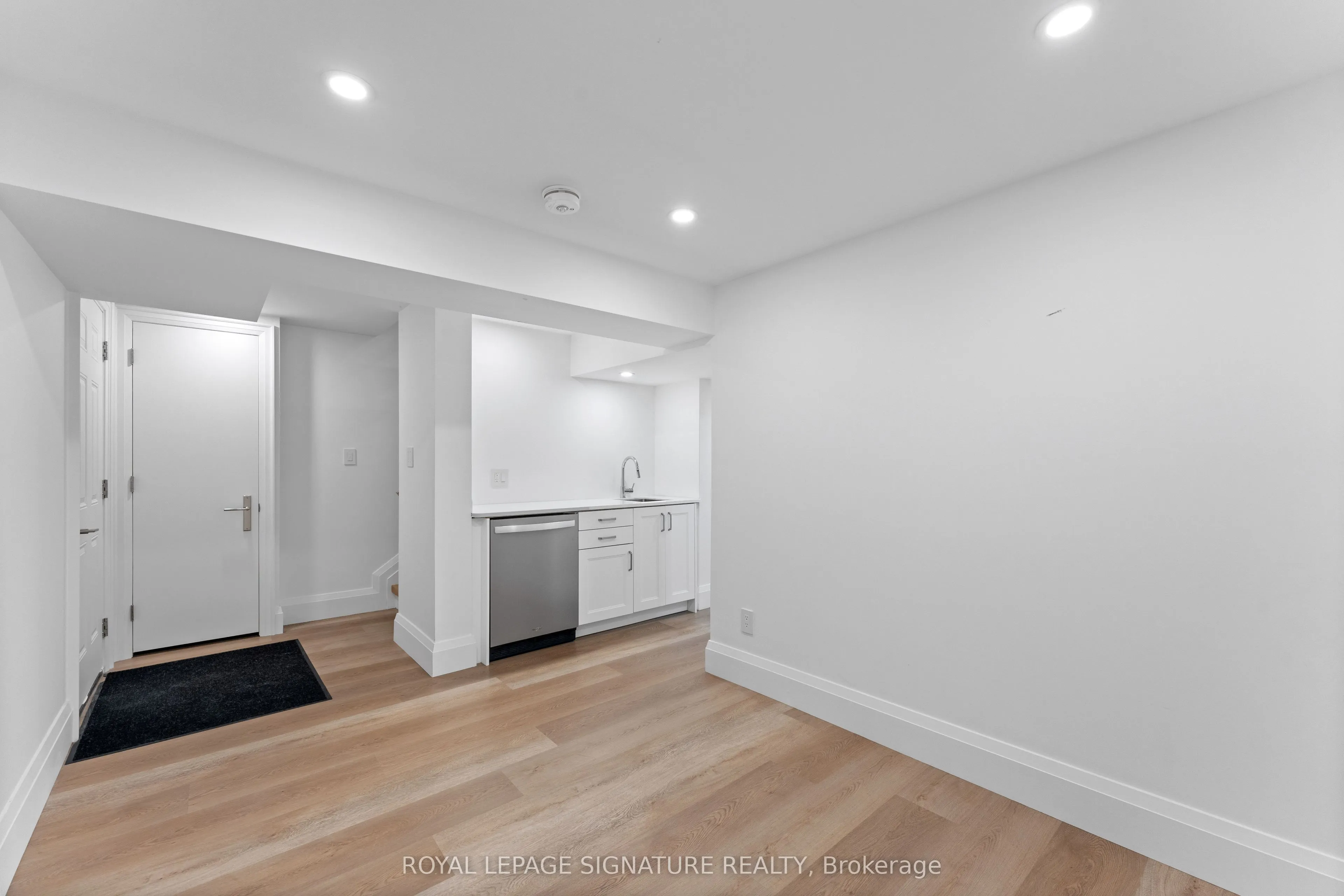 37 Manor Road E