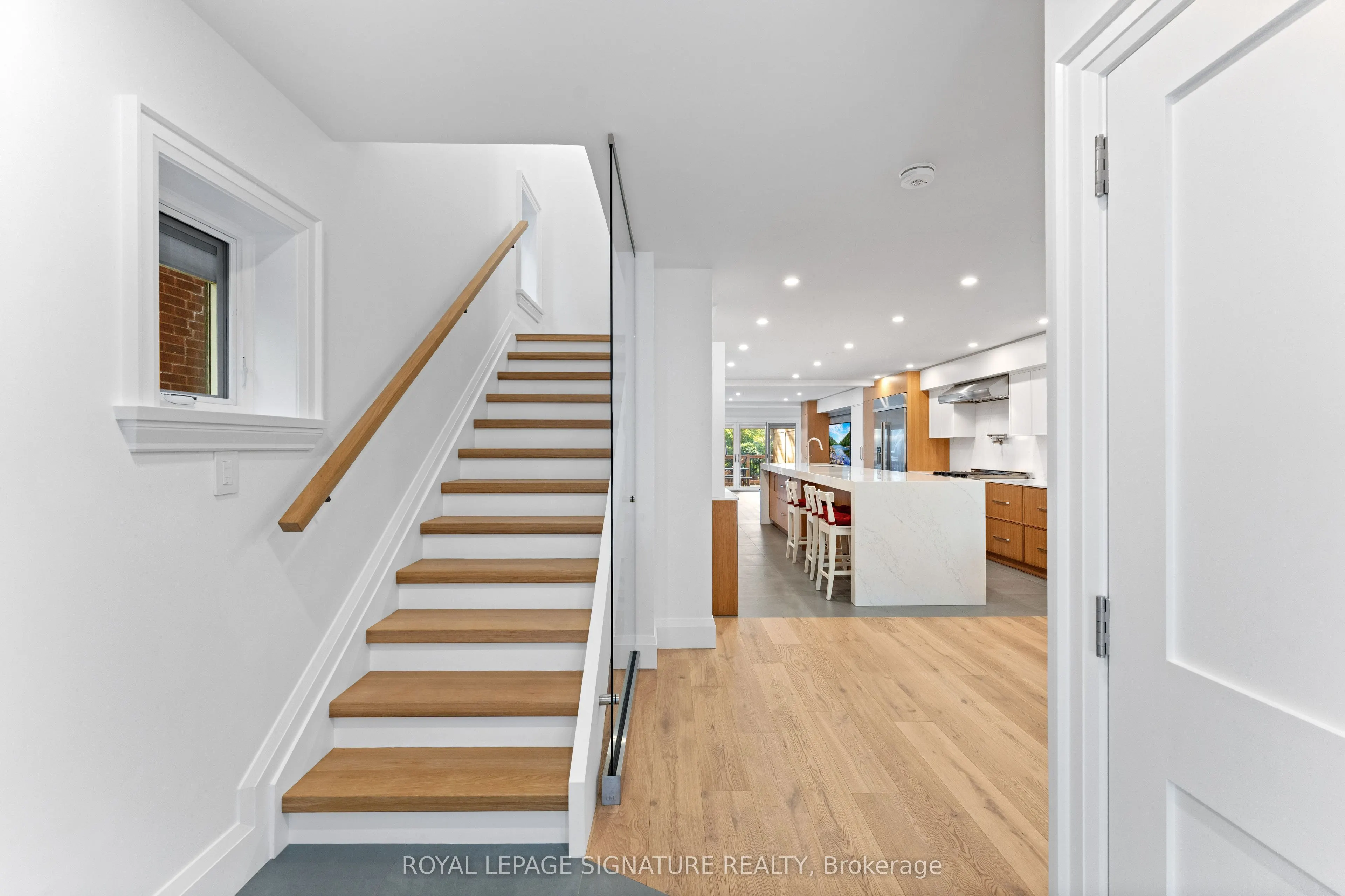 37 Manor Road E