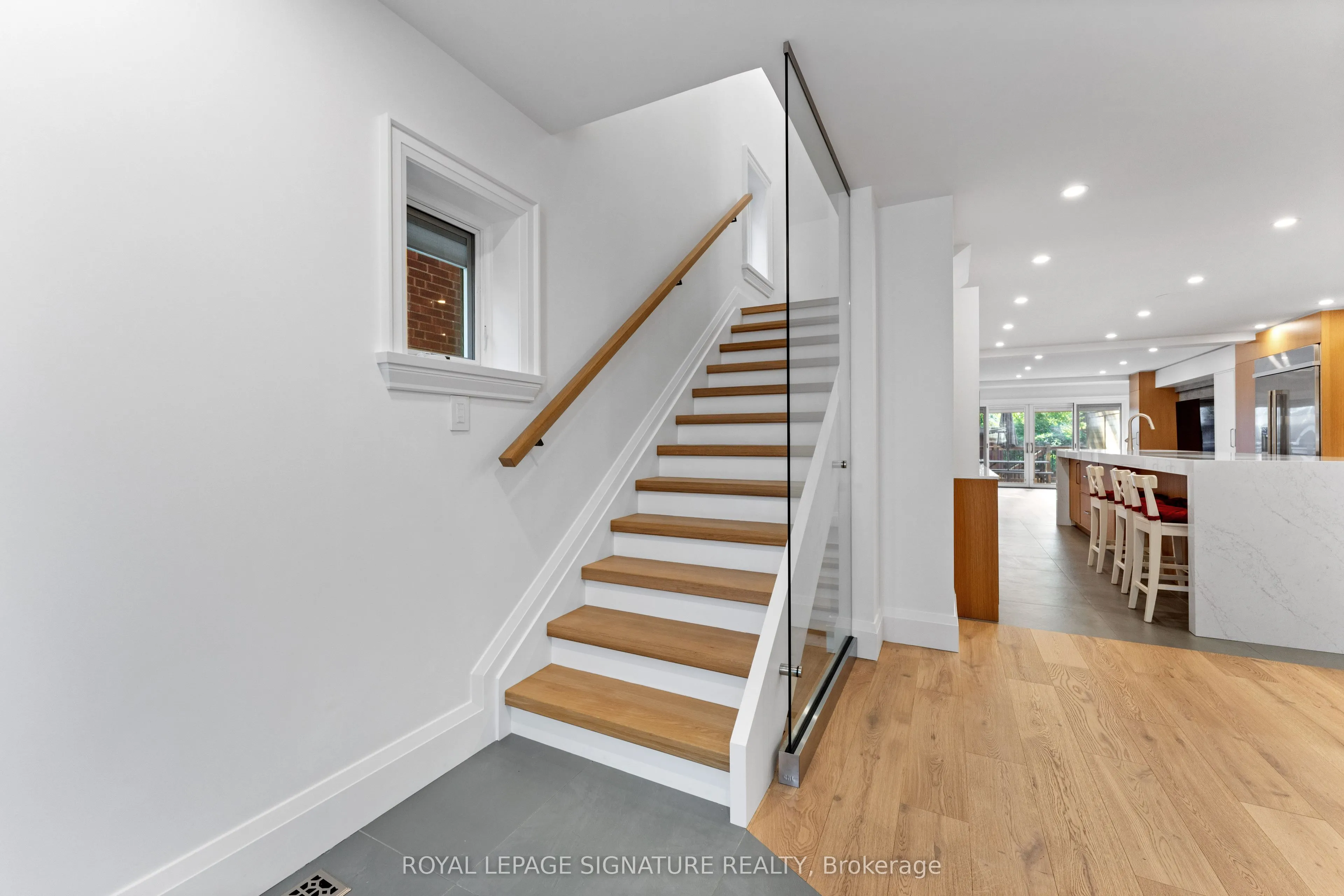 37 Manor Road E