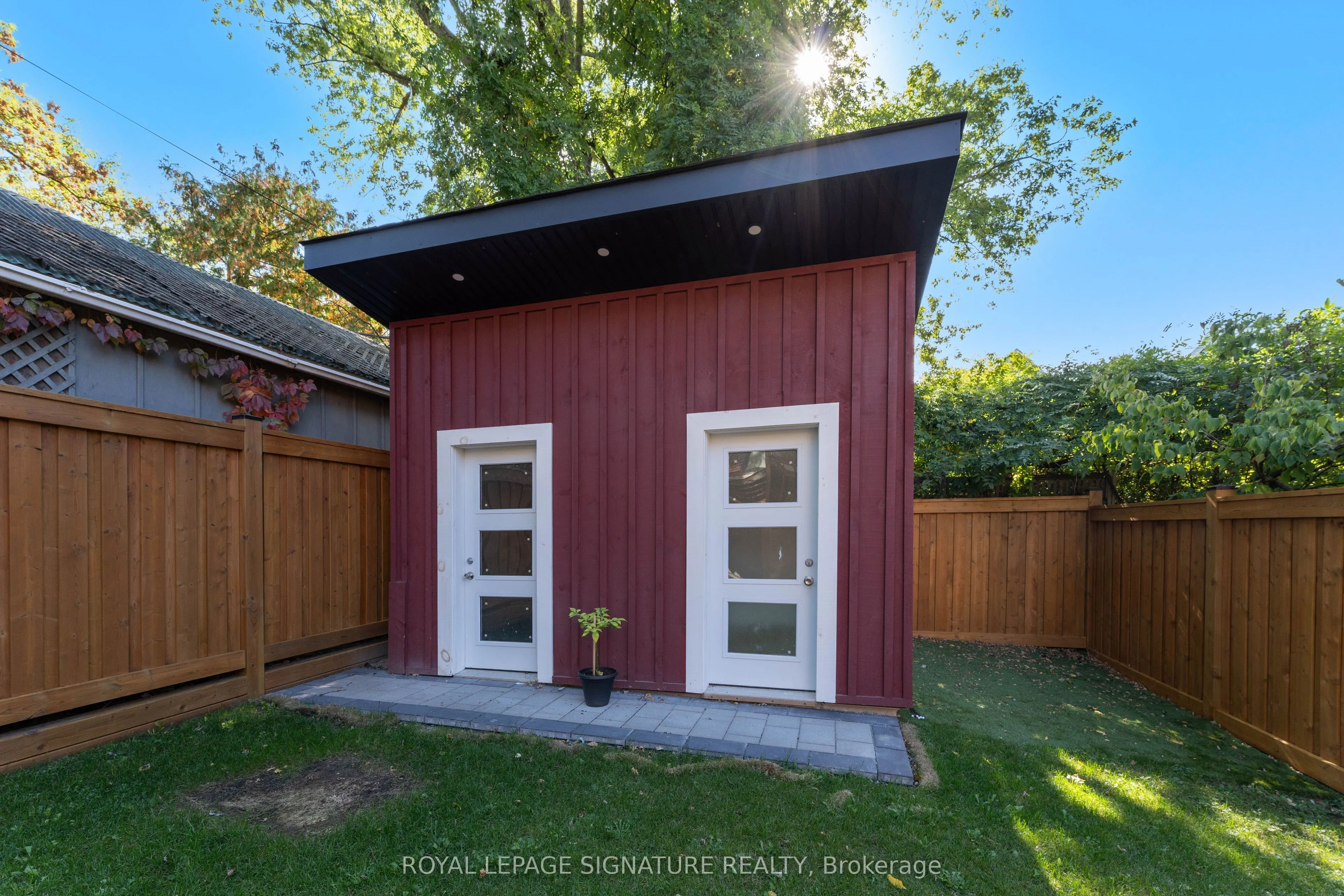 37 Manor Road E