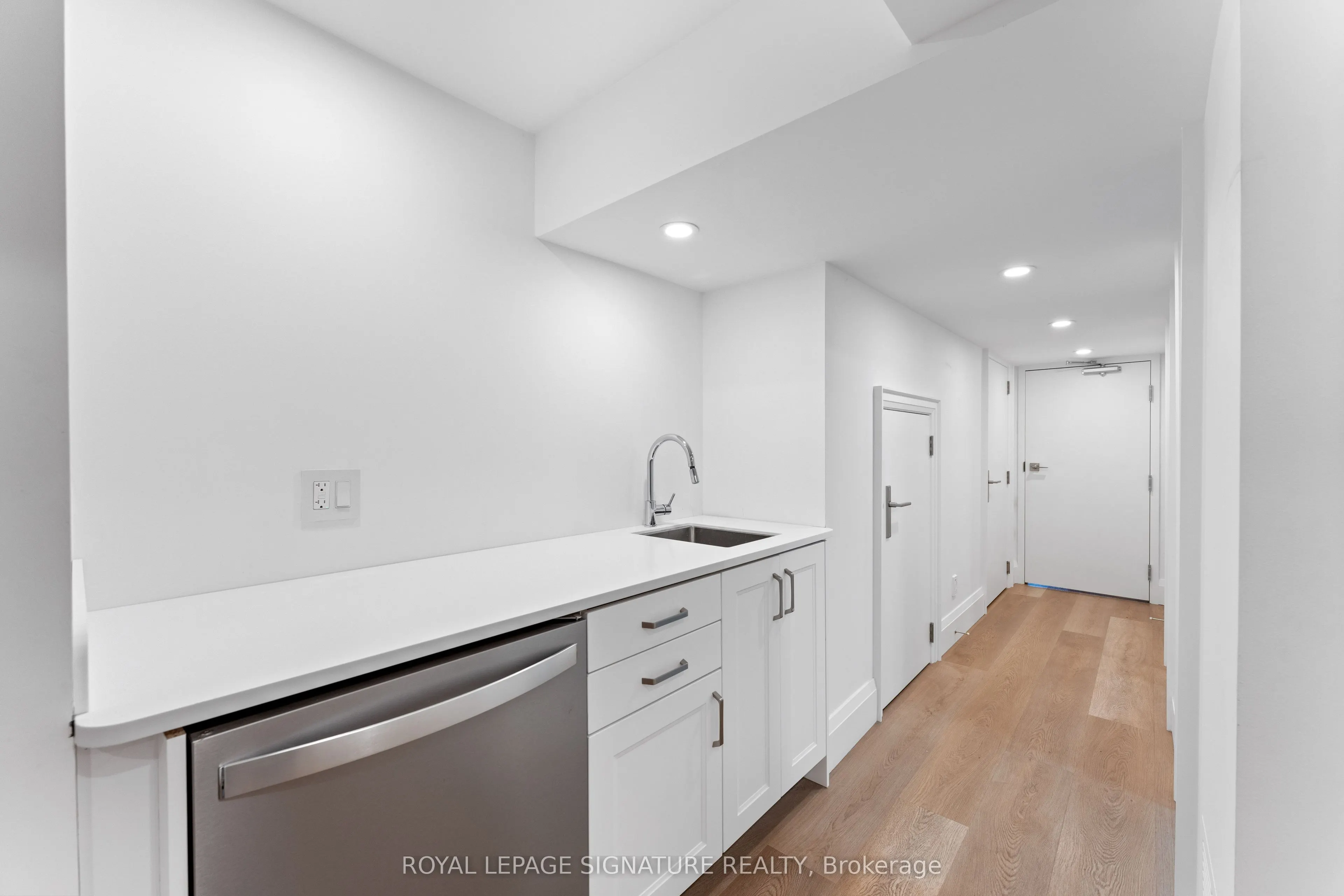 37 Manor Road E