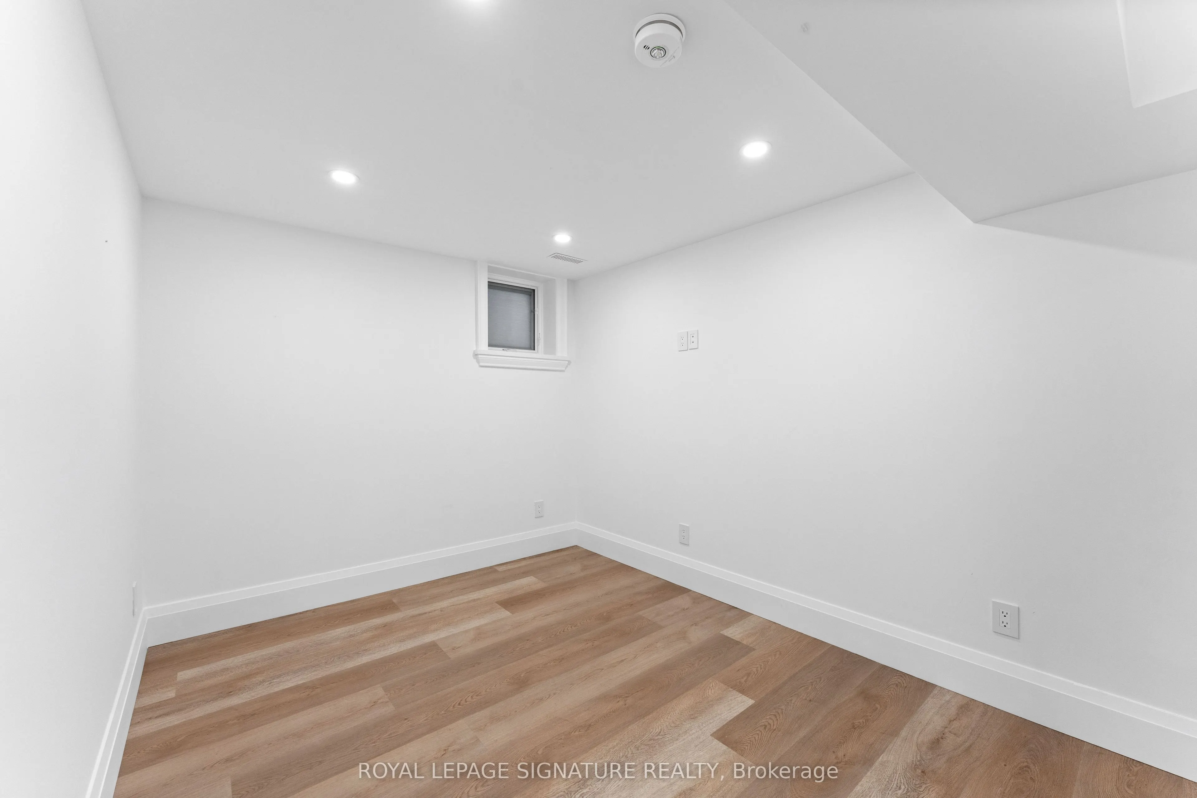 37 Manor Road E