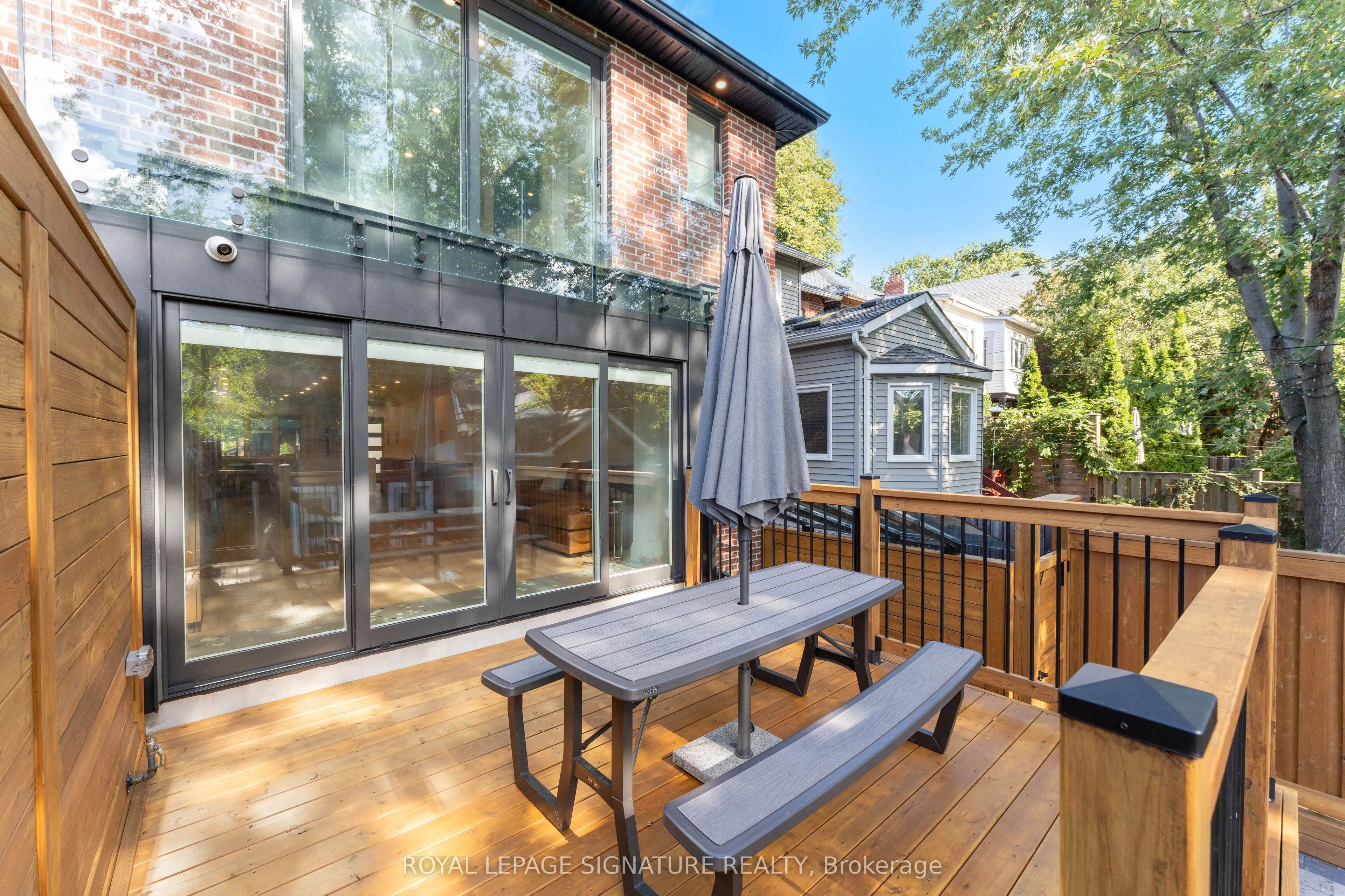 37 Manor Road E