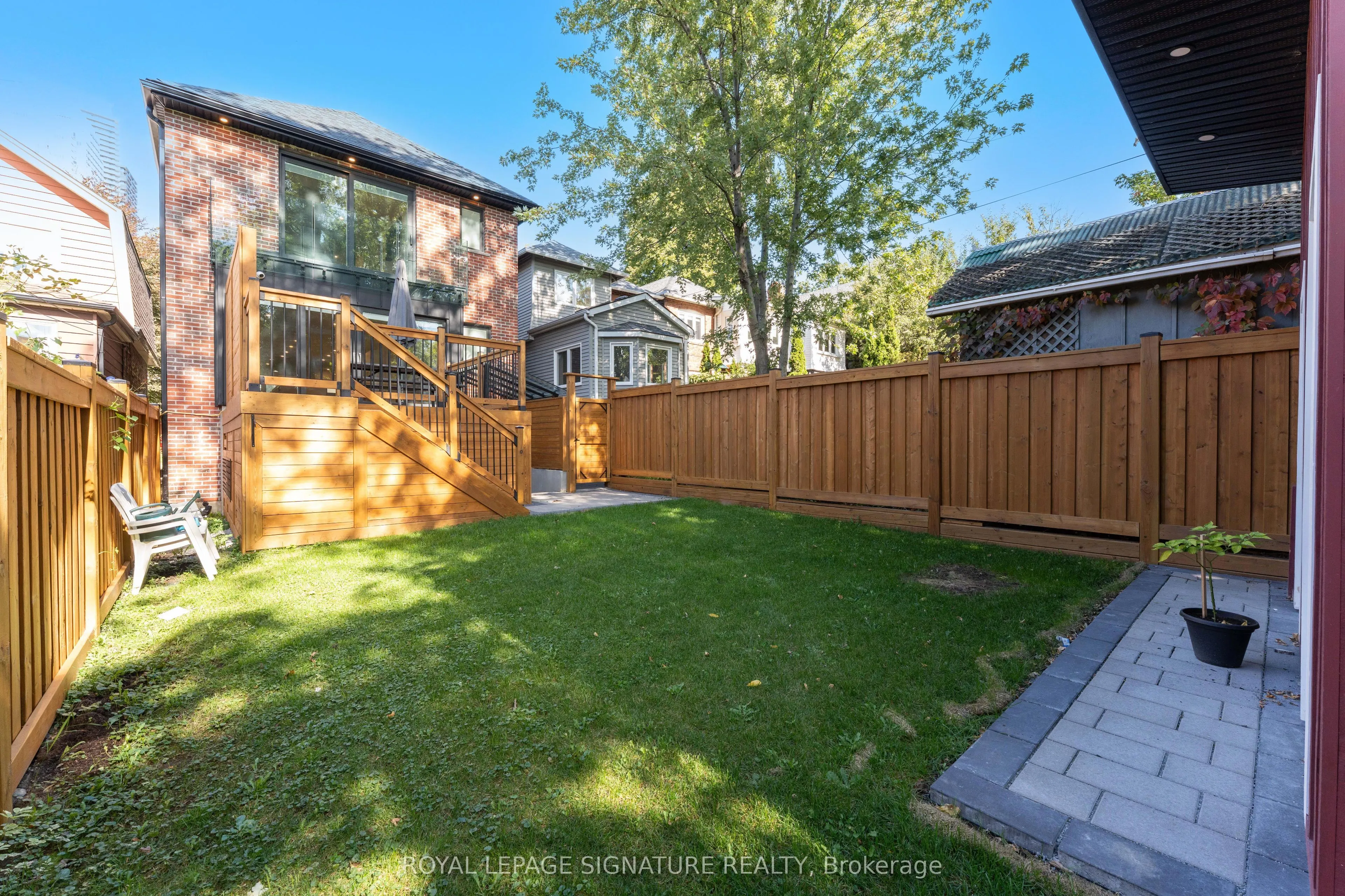 37 Manor Road E